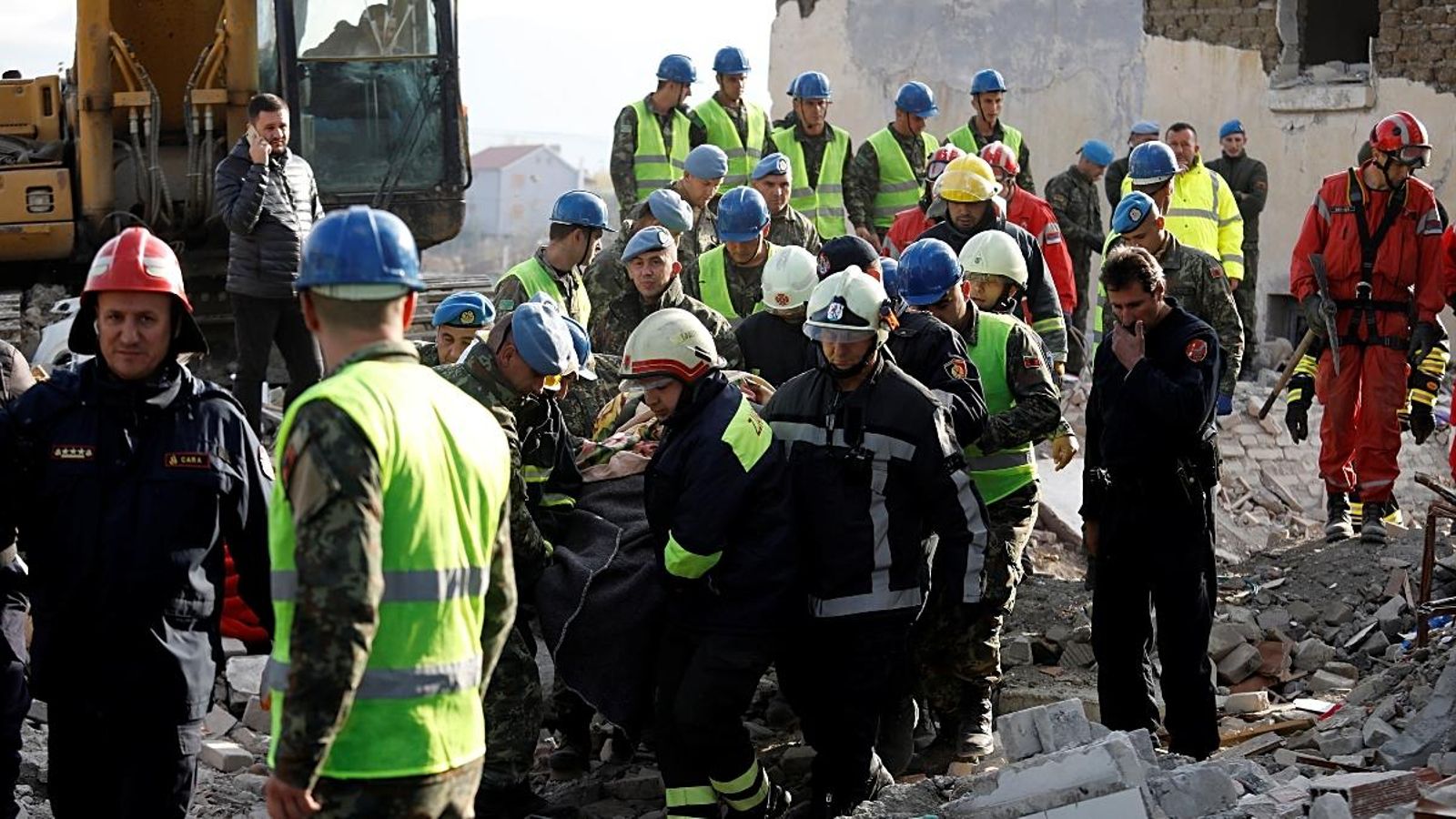 Els equips de rescat recuperen el cos d'una persona al municipi albanés de Thumane
