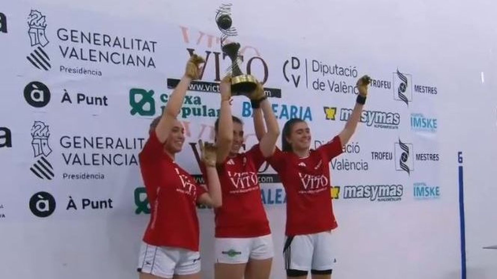 Ana, Anabel i Marina, amb el trofeu de campiones