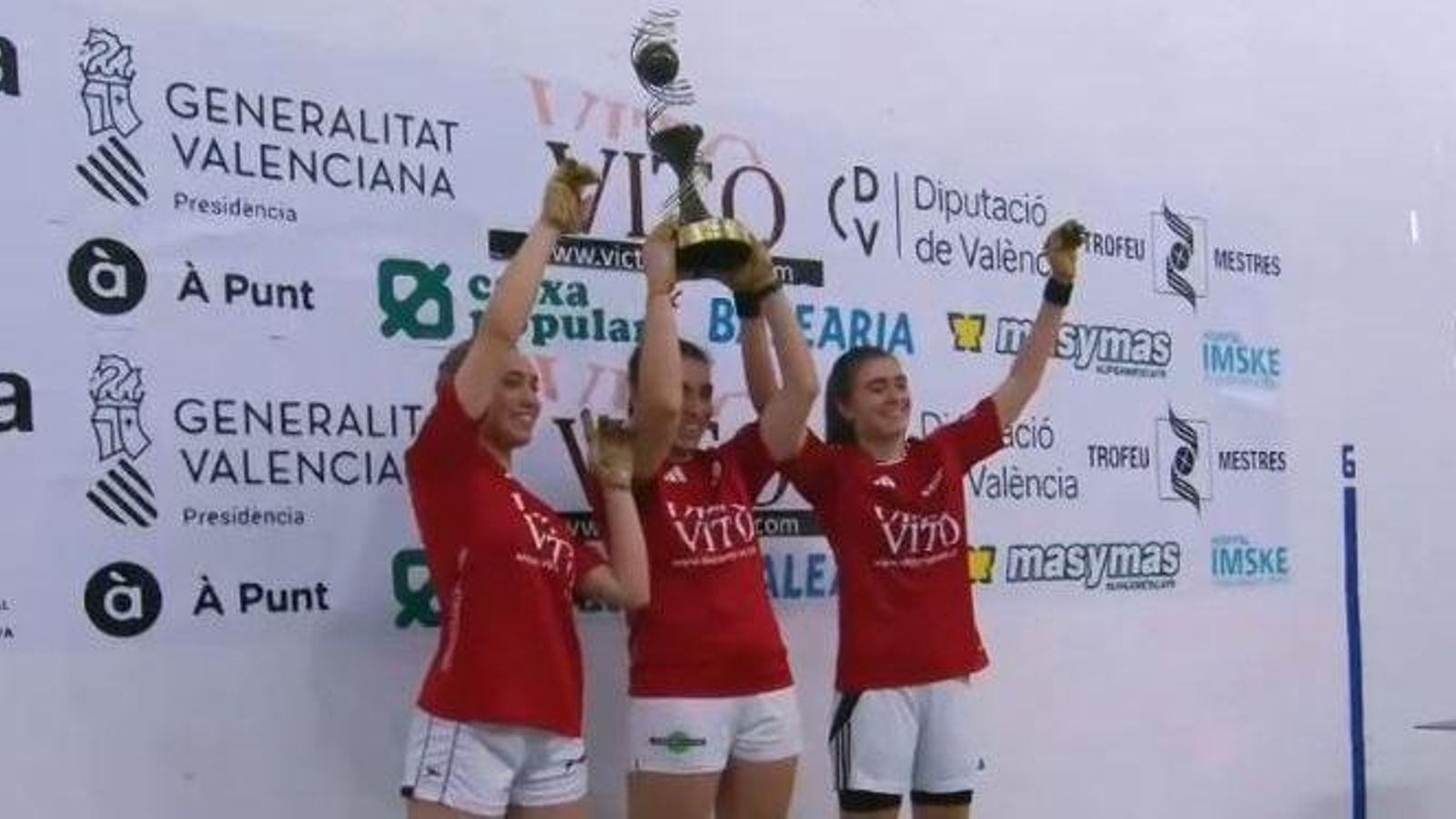 Ana, Anabel i Marina, amb el trofeu de campiones Ana, Anabel i Marina, amb el trofeu de campiones