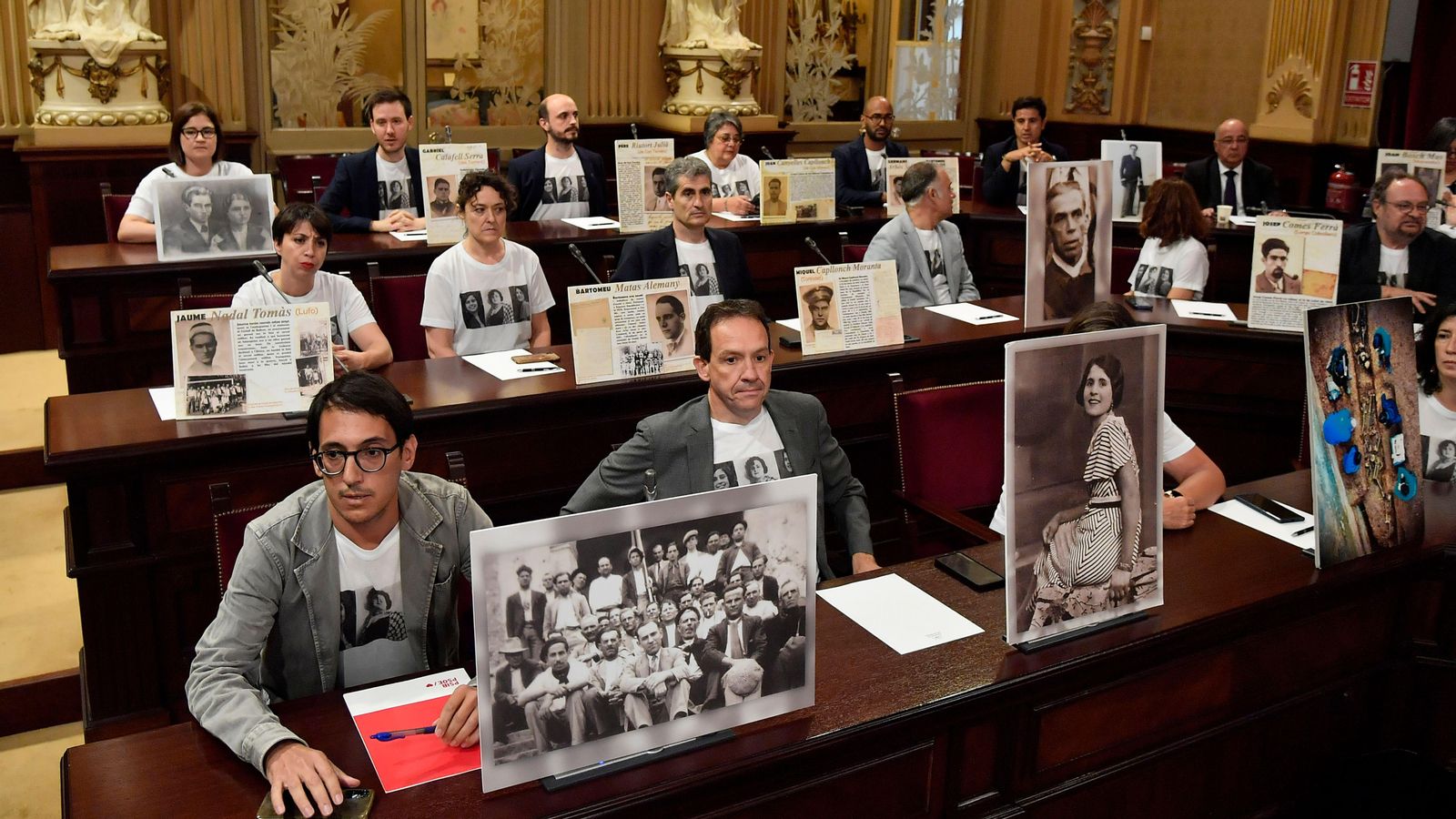 Imatge d’arxiu dels diputats socialistes mostrant retrats de represaliats durant la Guerra Civil i el la dictadura franquista