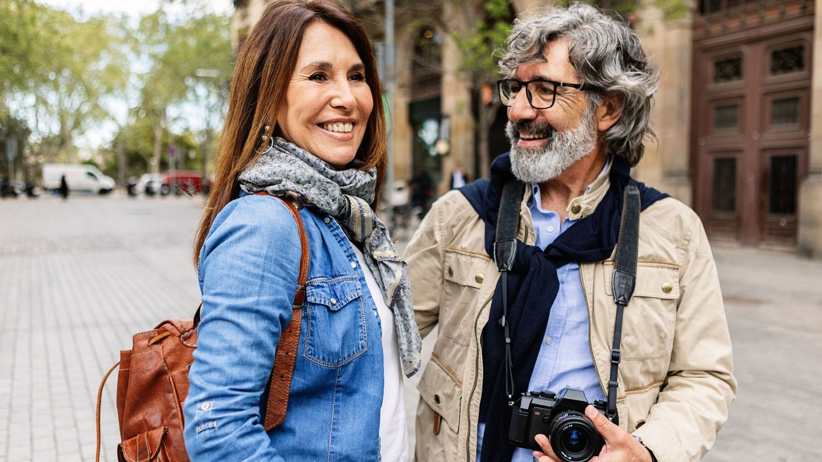 Retrat d'una parella sènior feliç gaudint de les vacances