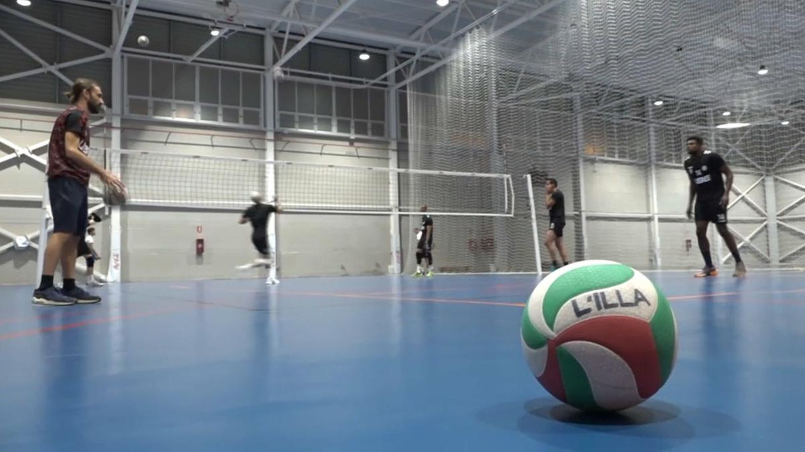 Dos equips valencians de voleibol, en versió masculina i femenina, juguen en les màximes divisions, i els dos han començat els seus compromisos amb derrotes