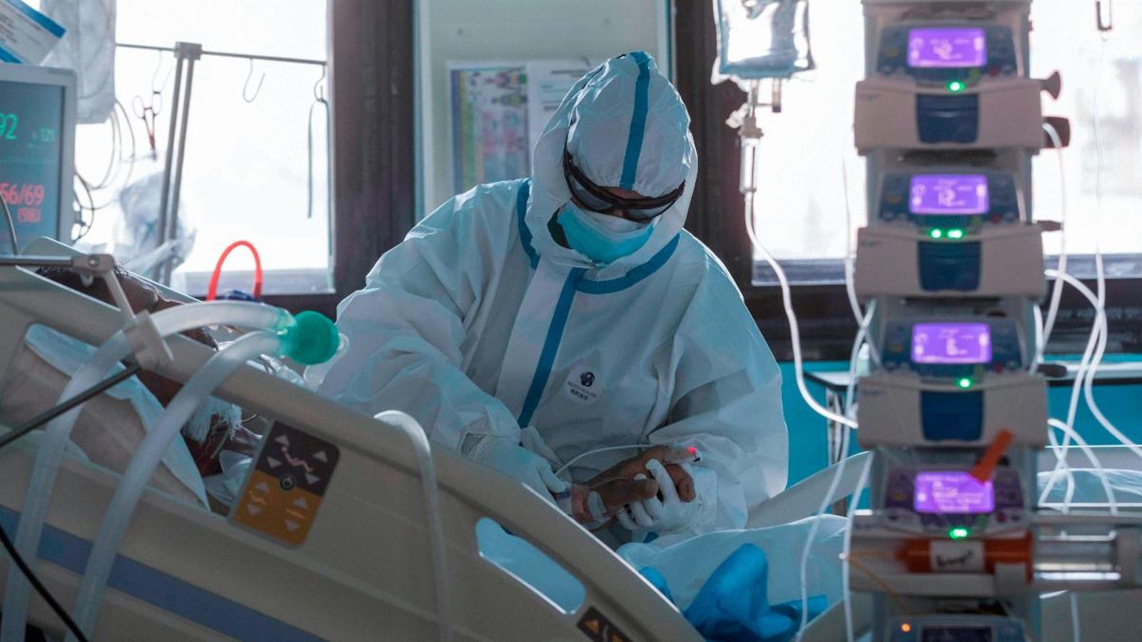 Una infermera atén un pacient ingressat per Covid-19 en l'UCI