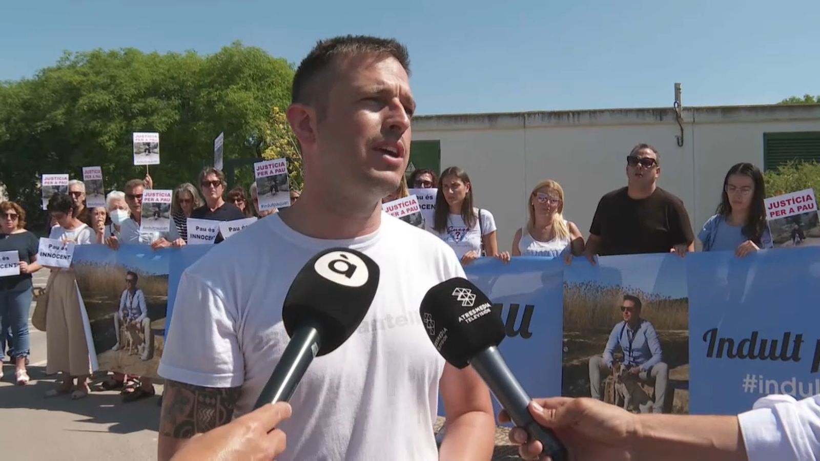 Pau, el jove condemnat a tres anys i mig de presó, a les portes de la presó de Picassent aquest dilluns, instants abans d'ingressar per a complir la condemna que li han imposat