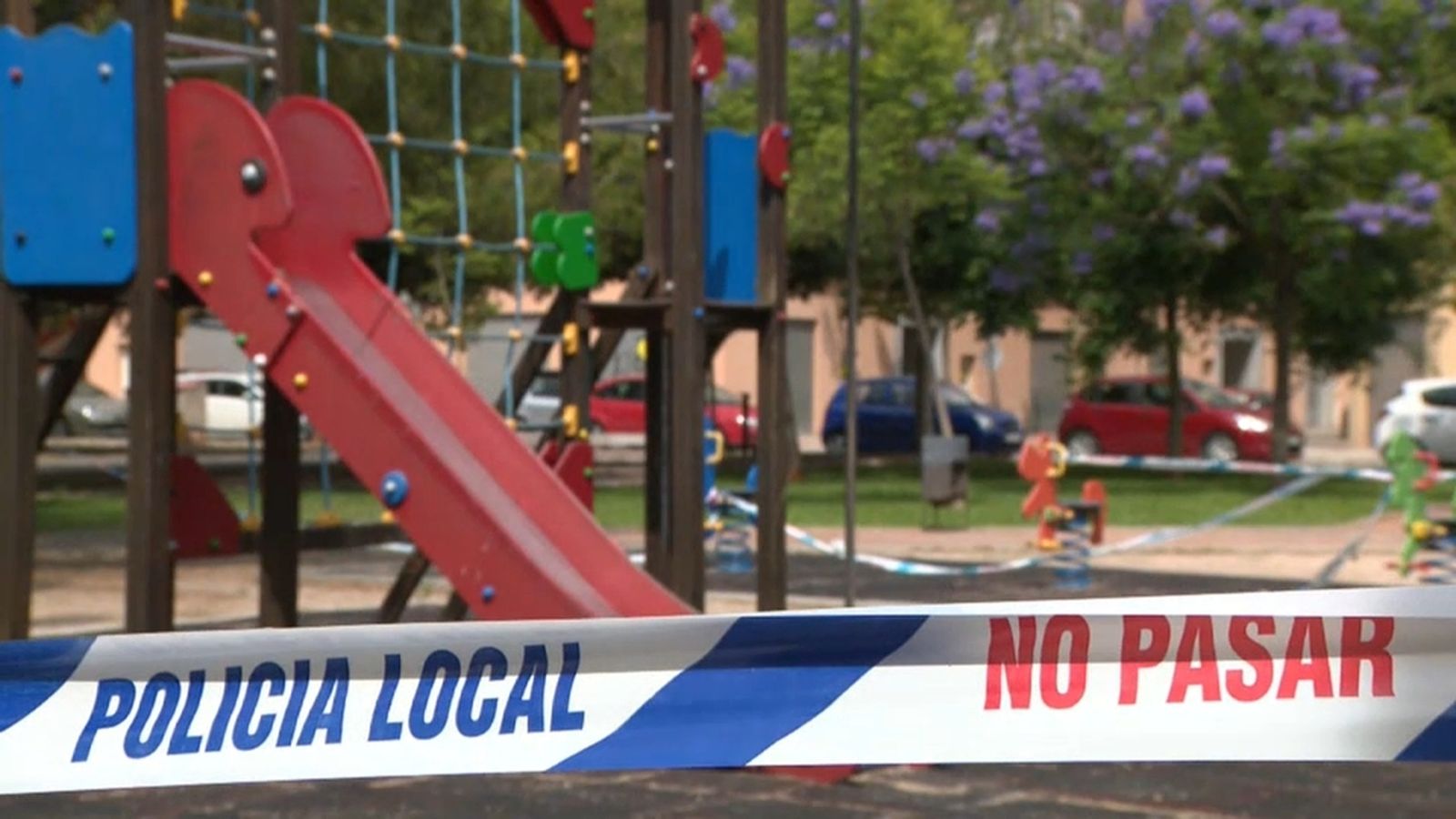 Parc infantil precintat en una imatge d'arxiu