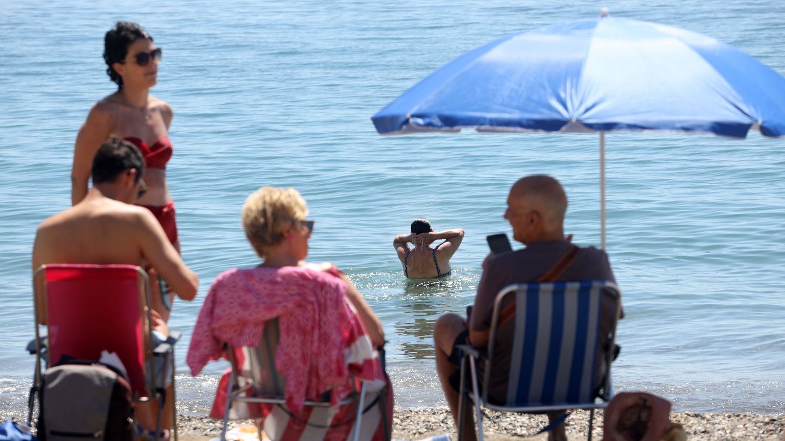 Imatge d'arxiu d'unes persones refrescant-se a la platja