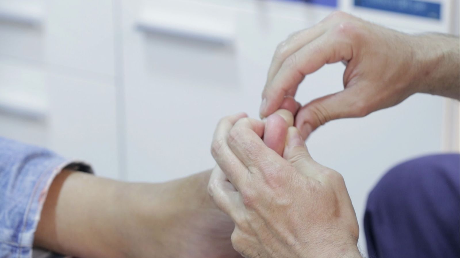 Un podòleg durant una atenció al pacient, en una imatge d'arxiu