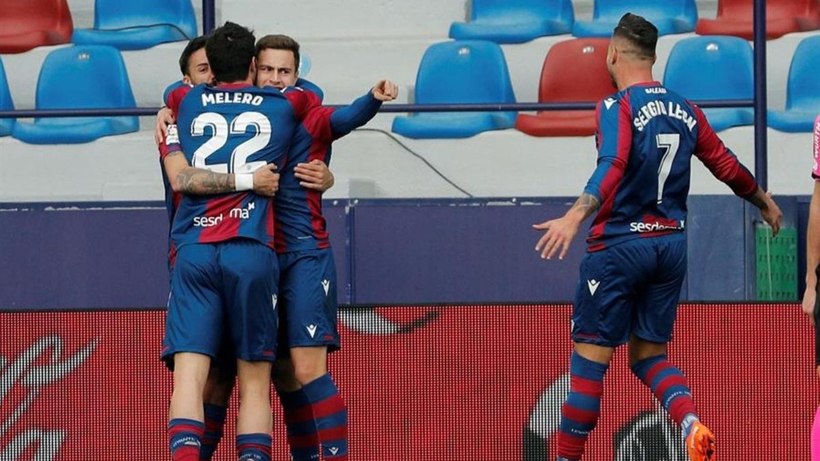 El jugador del Llevant celebra amb els seus company el gol de la victòria