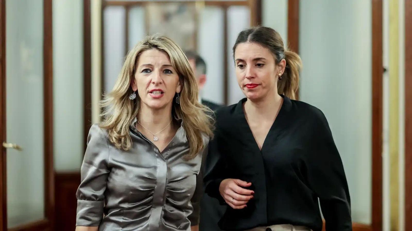 Yolanda Díaz, líder de Sumar, amb Irene Montero, de Podem