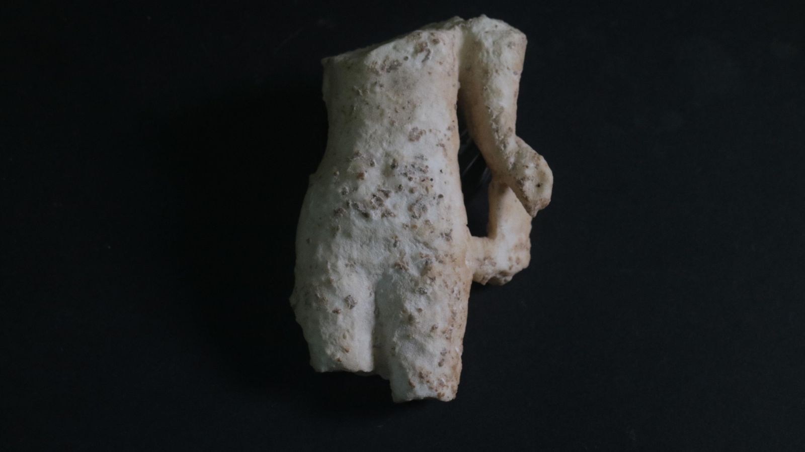 Investigadors de la UA troben una escultura del segle II d'una nimfa aquàtica en La *Alcudia d'Elx