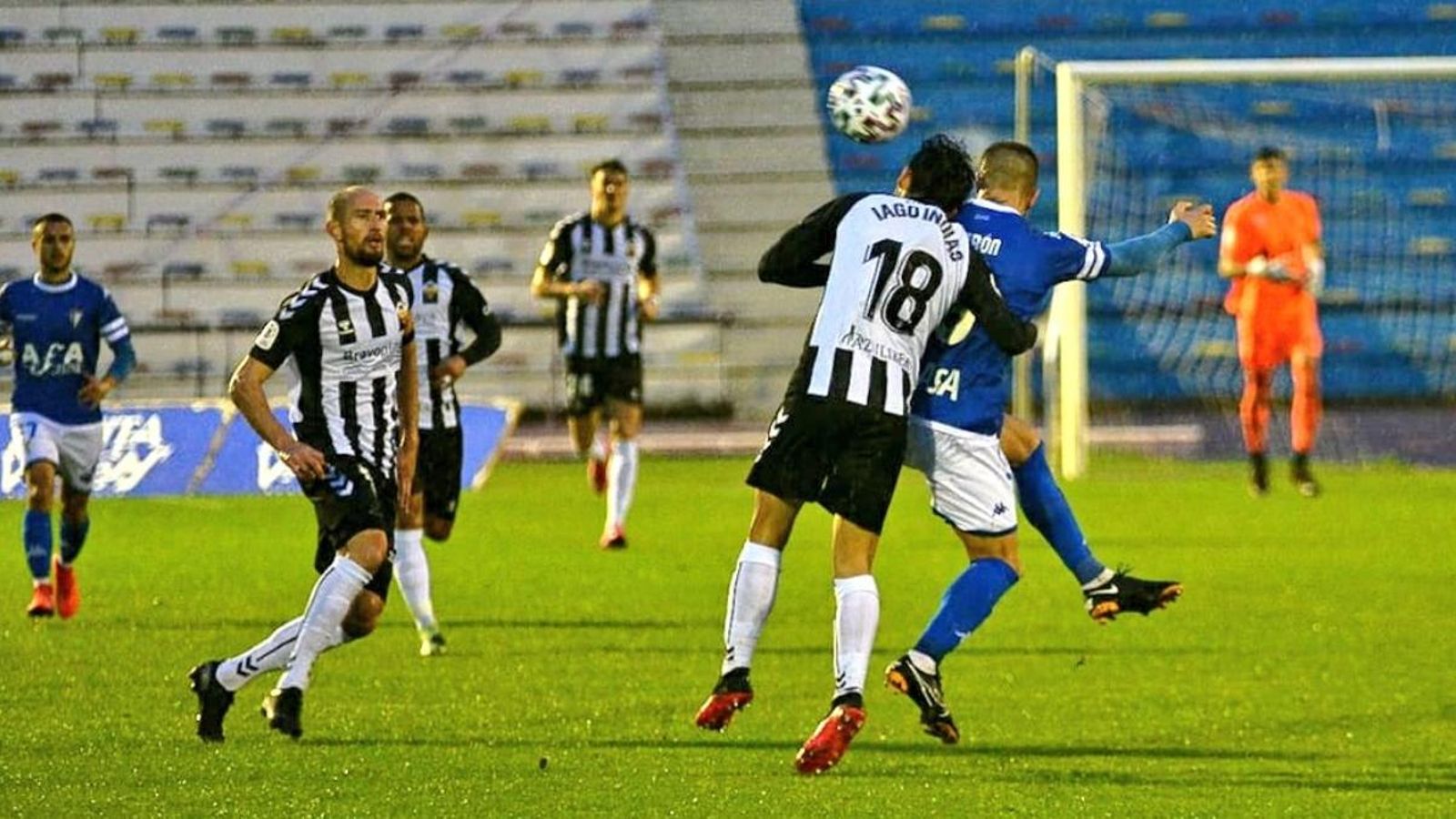 Iago Índias disputa un baló aeri en l'últim partit de Copa del Rei davant el San Fernando