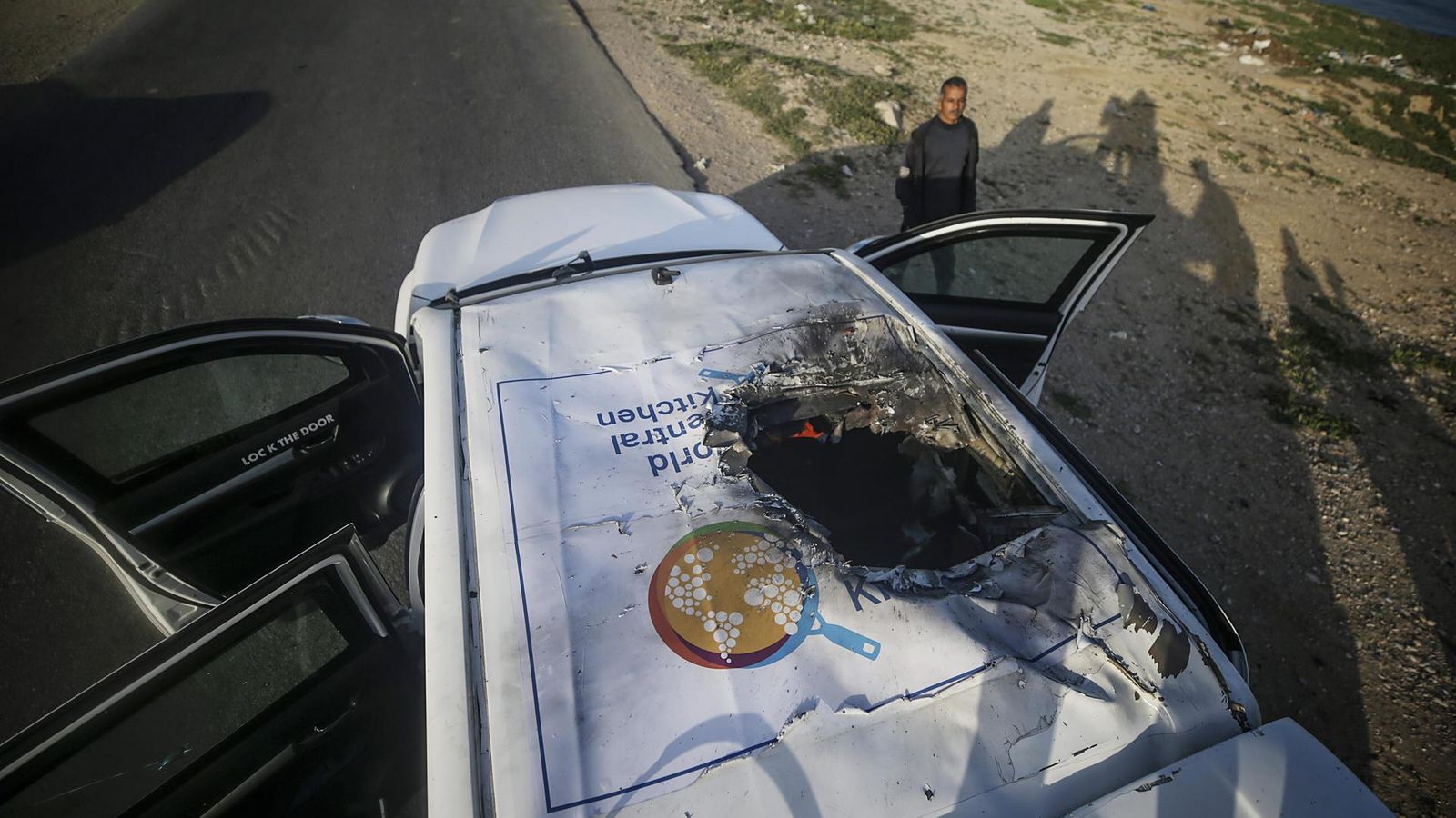 Una de les furgonetes de l'ONG World Central Kitchen després de l'atac