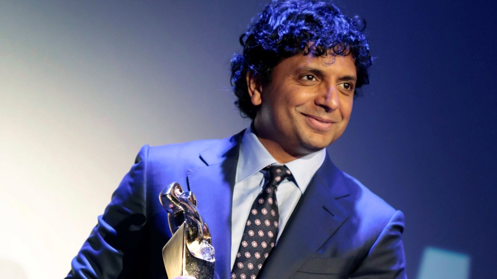 El director indi M. Night Shyamalan posa amb el Premi Honorífic, durant la cerimònia de cloenda del Festival