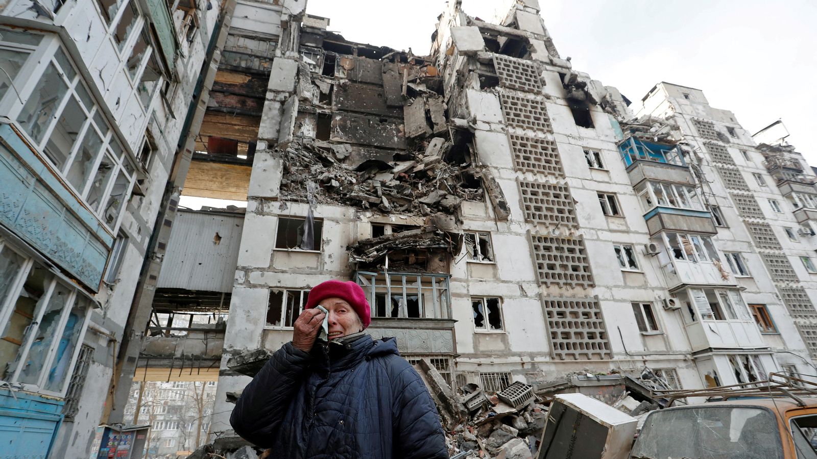 Una dona plora la destrucció de l'edifici on residia a Mariúpol, una de les ciutats més castigades per l'ofensiva russa