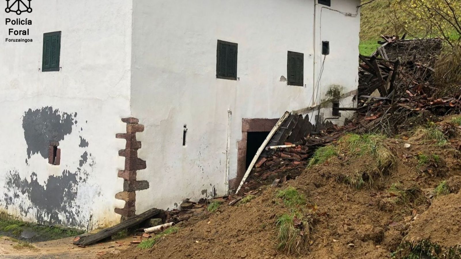 Desprendiment d'un cobert a Sunbilla