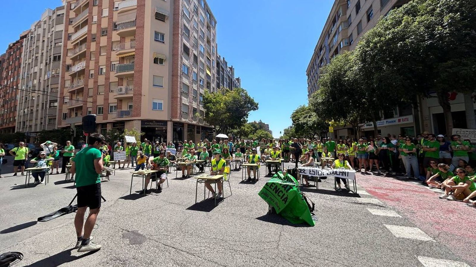 Una imatge de les protestes, este dimarts, del professorat a Castelló de la Plana