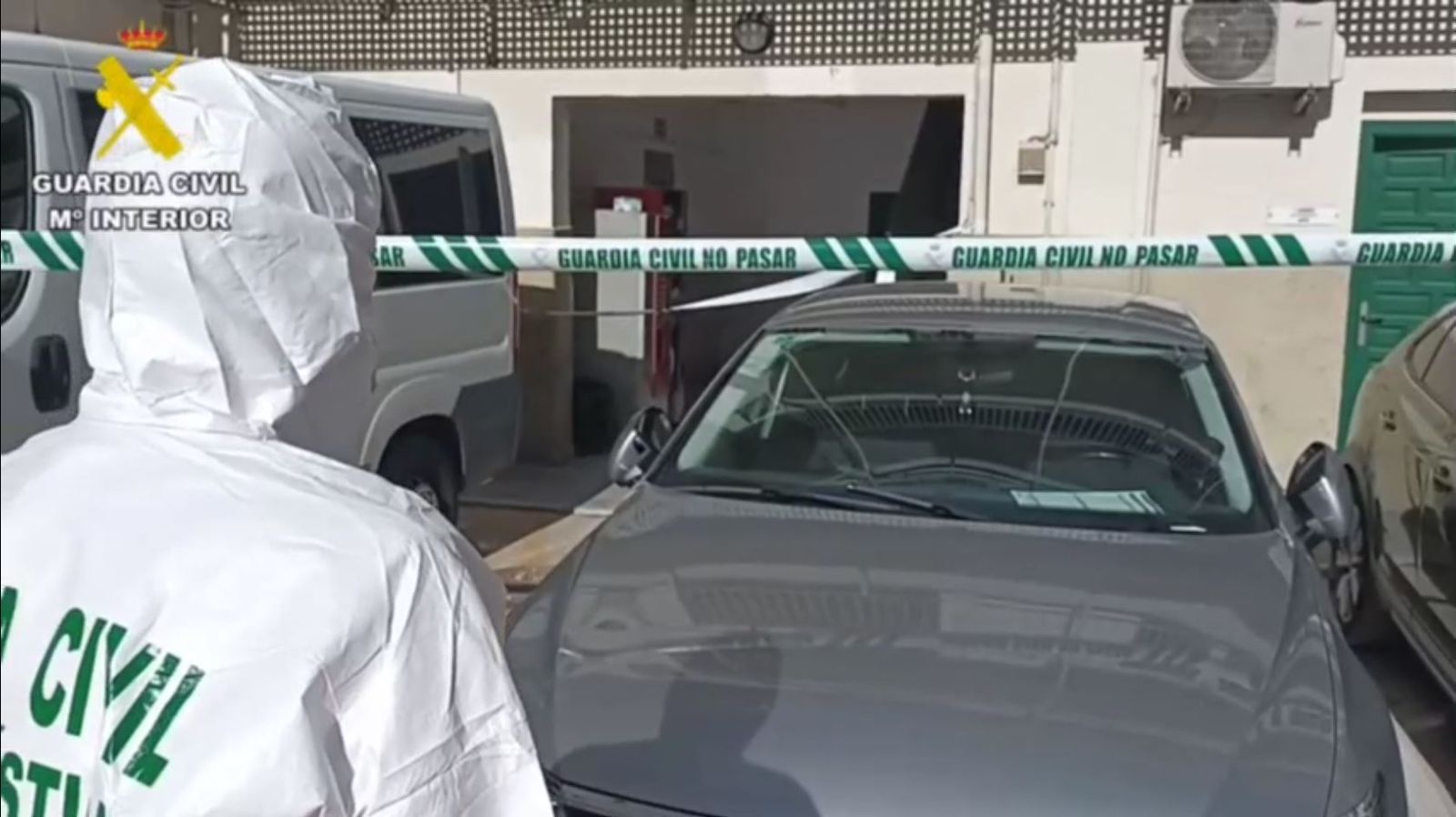 Un agent de la policia criminalística de la Guàrdia Civil inspecciona el vehicle on estaven els cossos