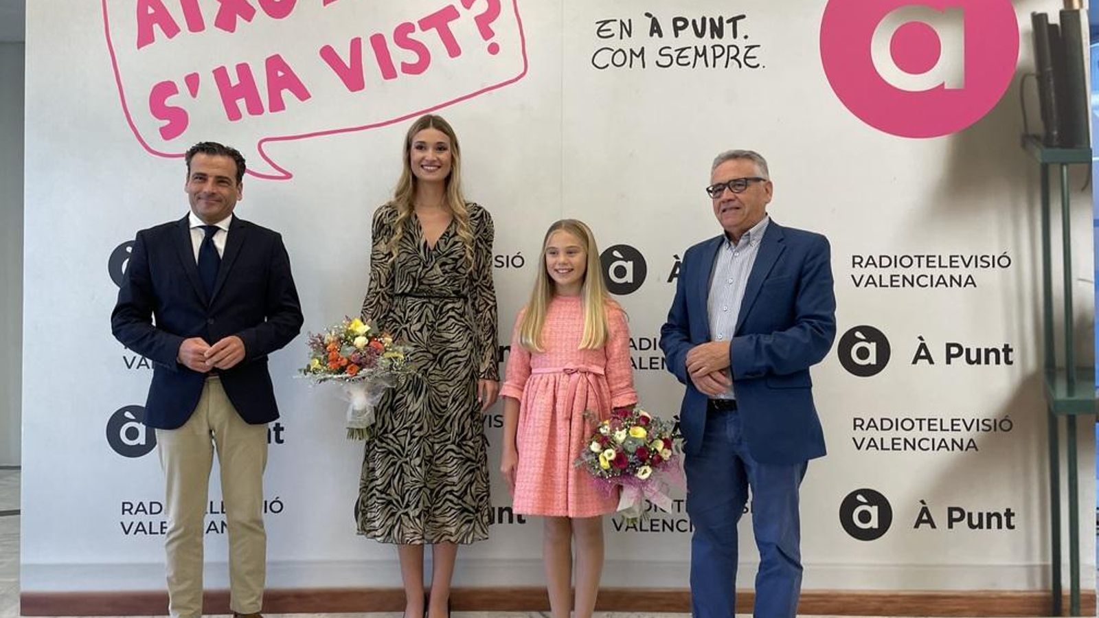 Alfred Costa, director general d'À Punt, Miquel Francés, president de la CVMC amb les falleres majors 2025