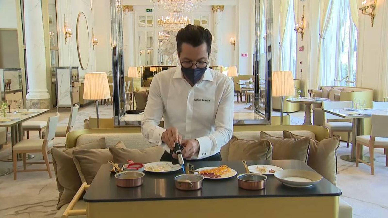 El xef Quique Dacosta fa una demostració culinària a l'hotel Ritz de Madrid