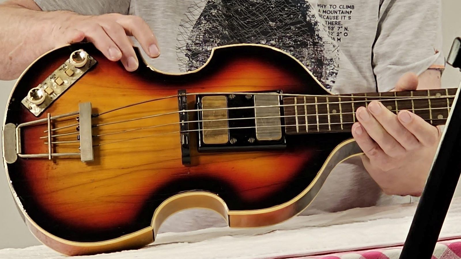 Un home ensenya el baix Beatles de Paul McCartney després de trobar-lo i tornar després de 51 anys
