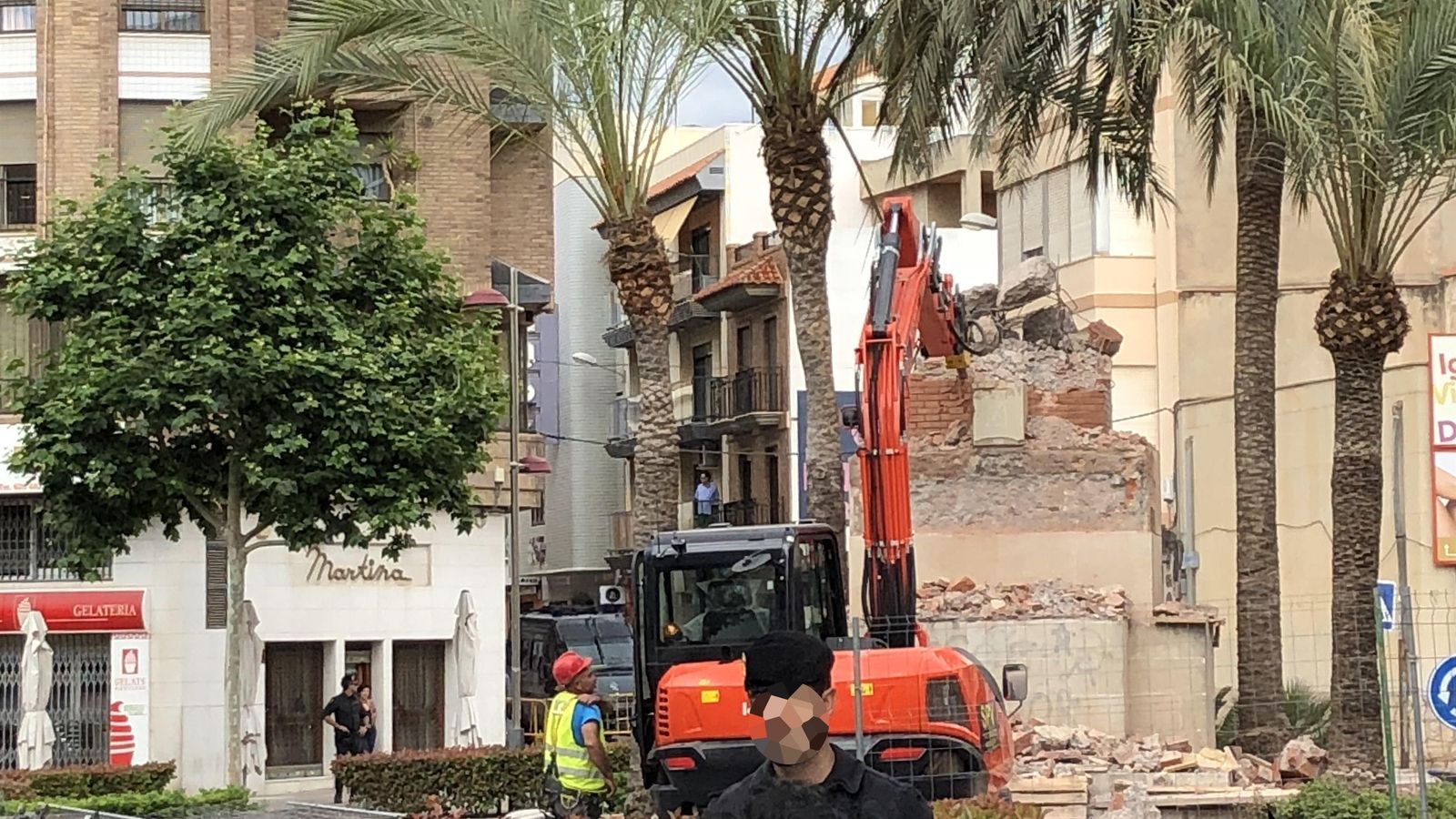 Moment de l'enderrocament de la Creu de la Vall d'Uixò