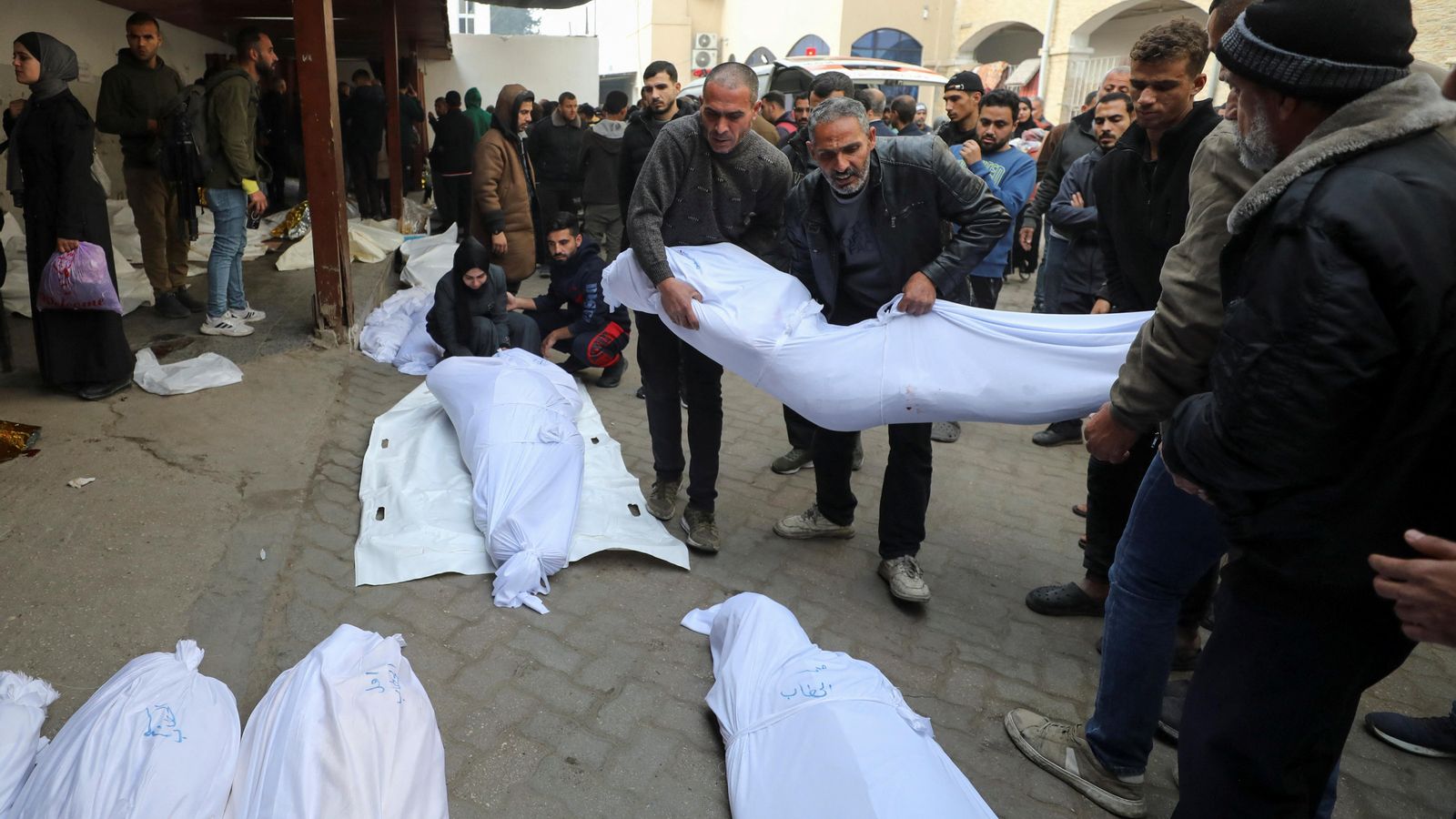 Un grup de palestins carrega els cadàvers dels últims morts en els bombardejos a la capital de Gaza