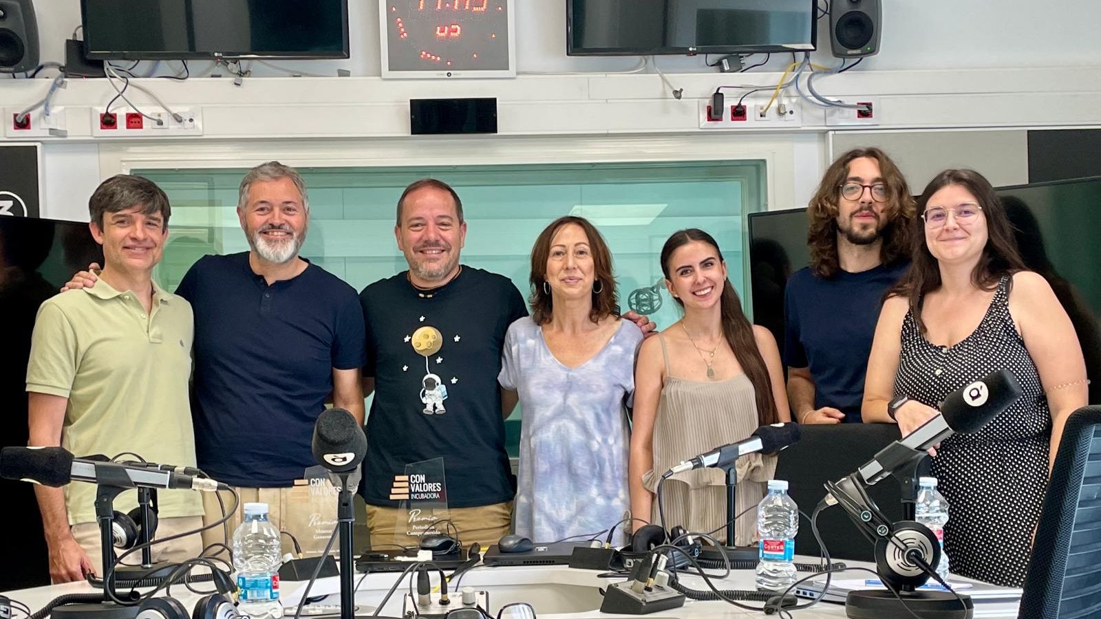 L'equip del magazín radiofònic 'Cadena de valor' d'À Punt celebra els seus primers 500 programes en emissió