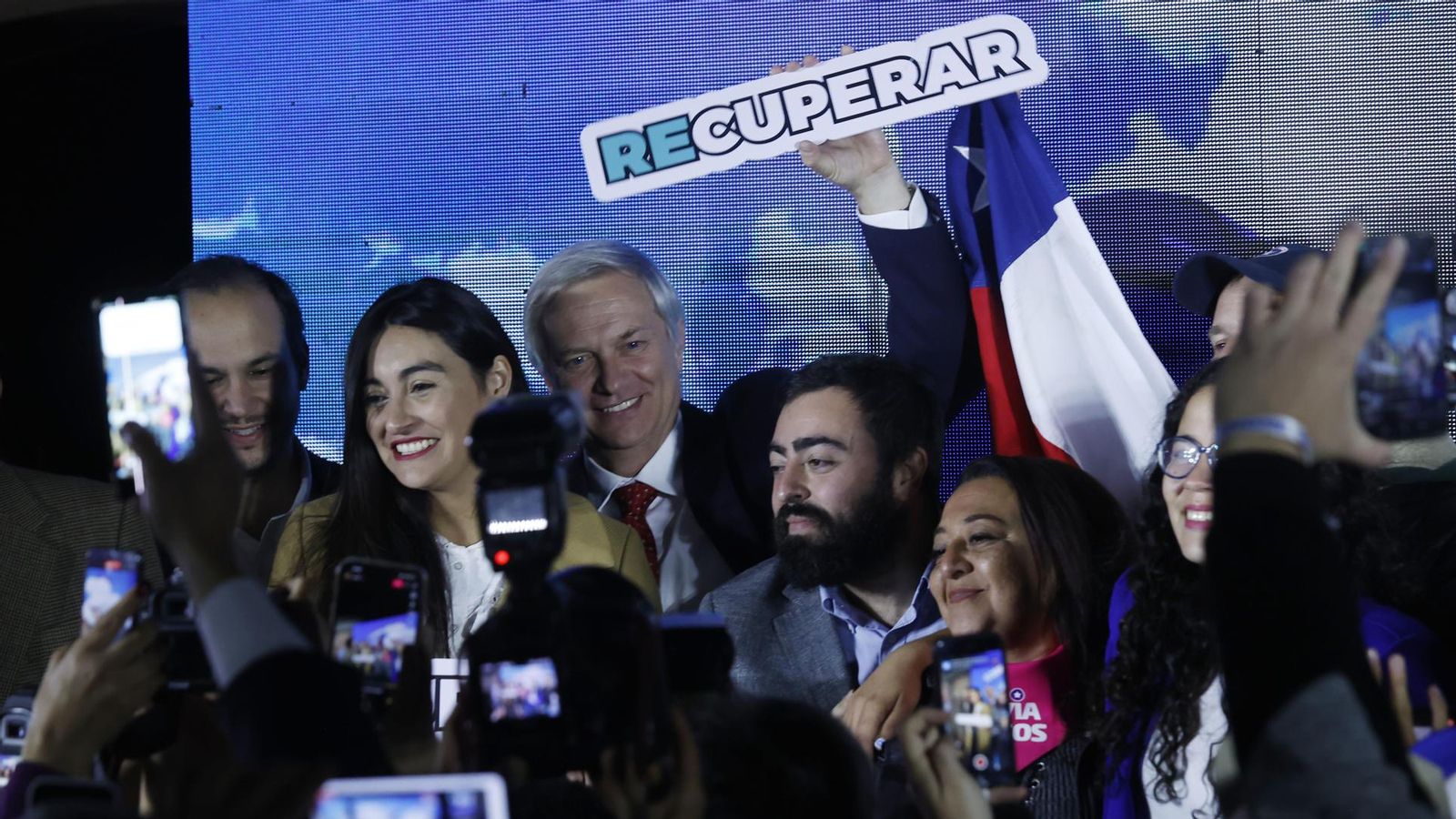 El líder d'ultradreta José Antonio Kast (centre) celebra els resultats electorals