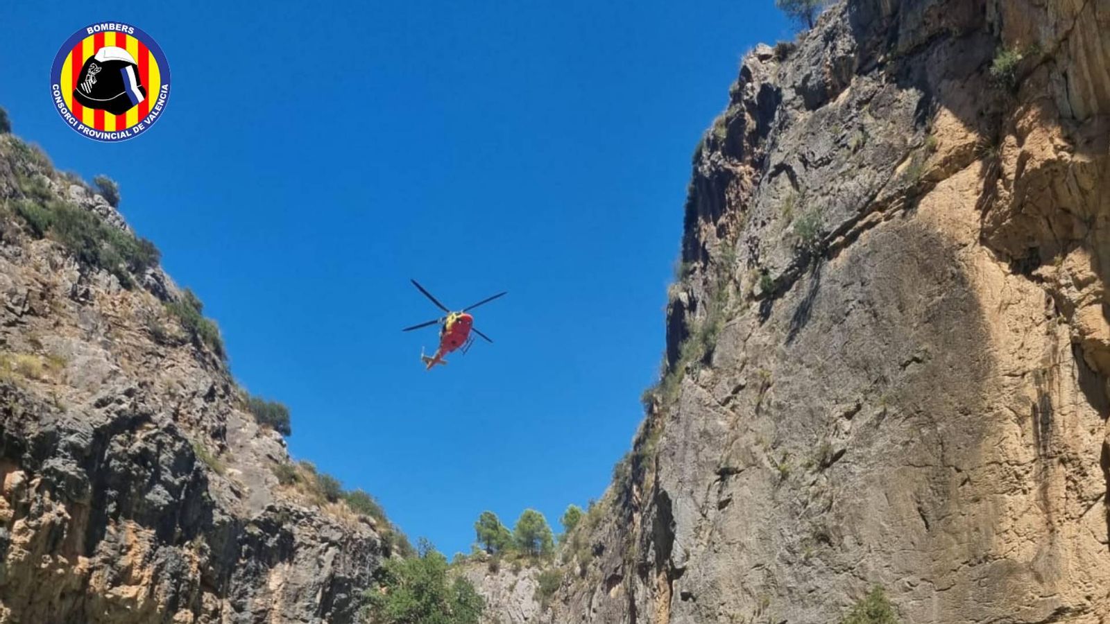 Efectius de bombers en el moment del rescat a Xulilla