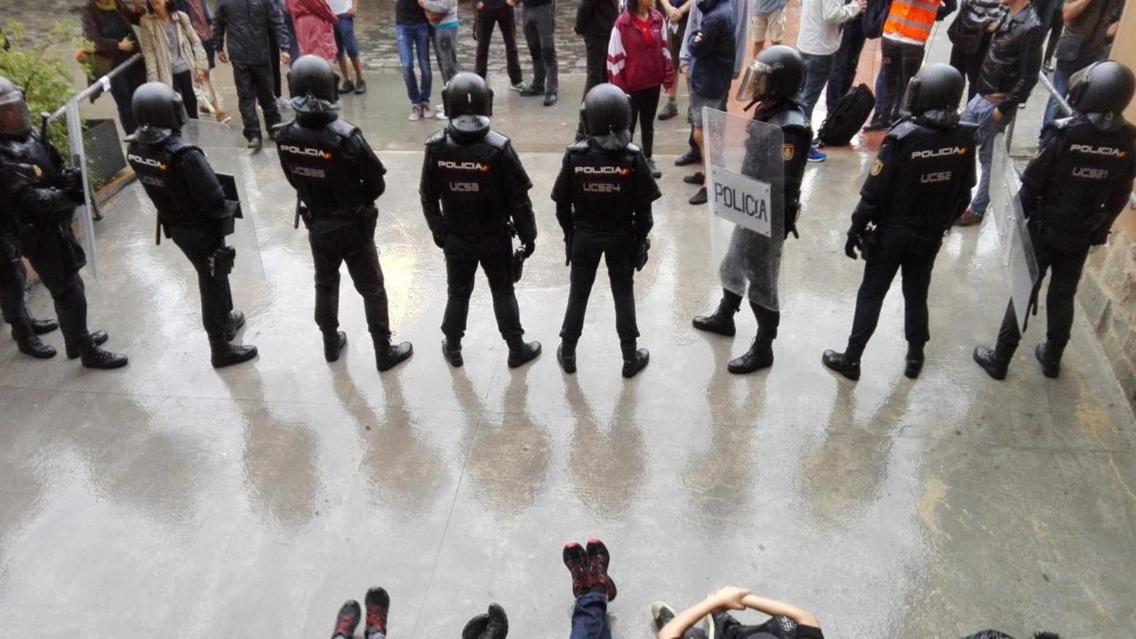 Presència policial en l'escola Ramon Llull de Barcelona, en una imatge d'arxiu