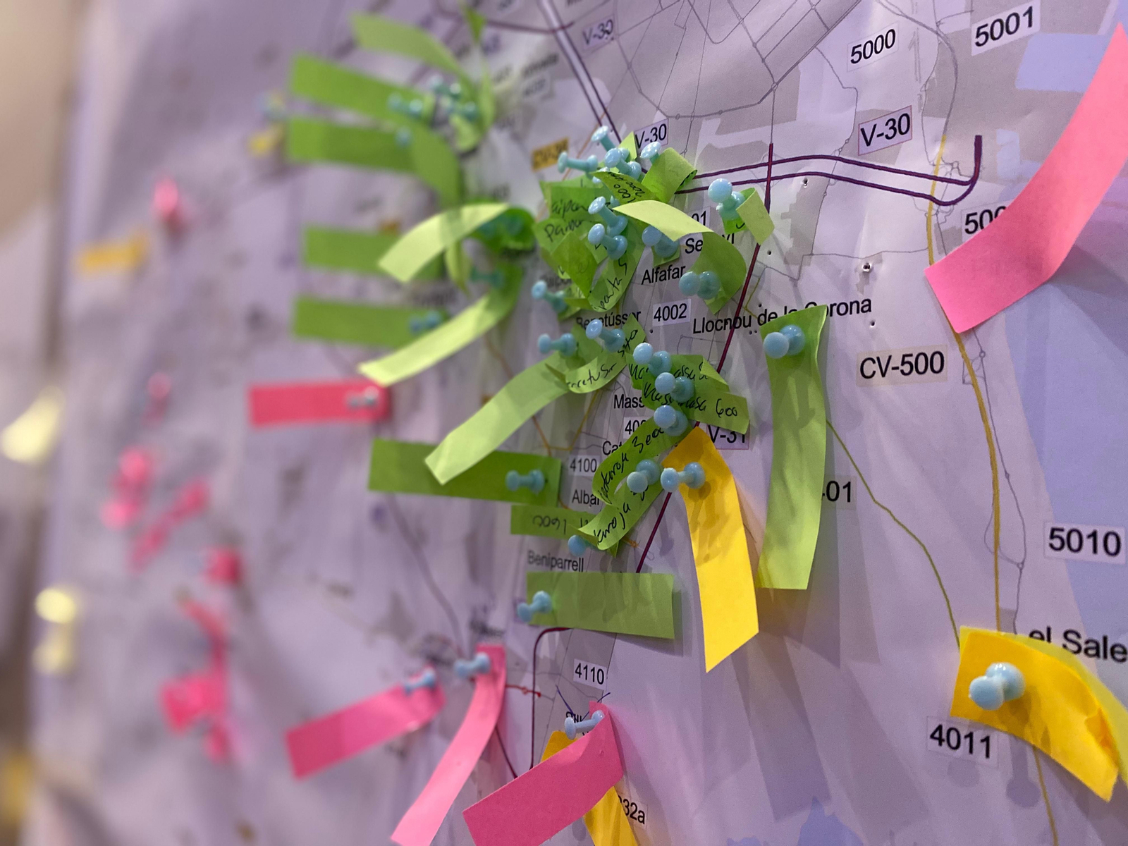 Un mapa amb xinxetes en la paret d'una sala del hotel Melià marca els punts on l'ONG distribueix menjar