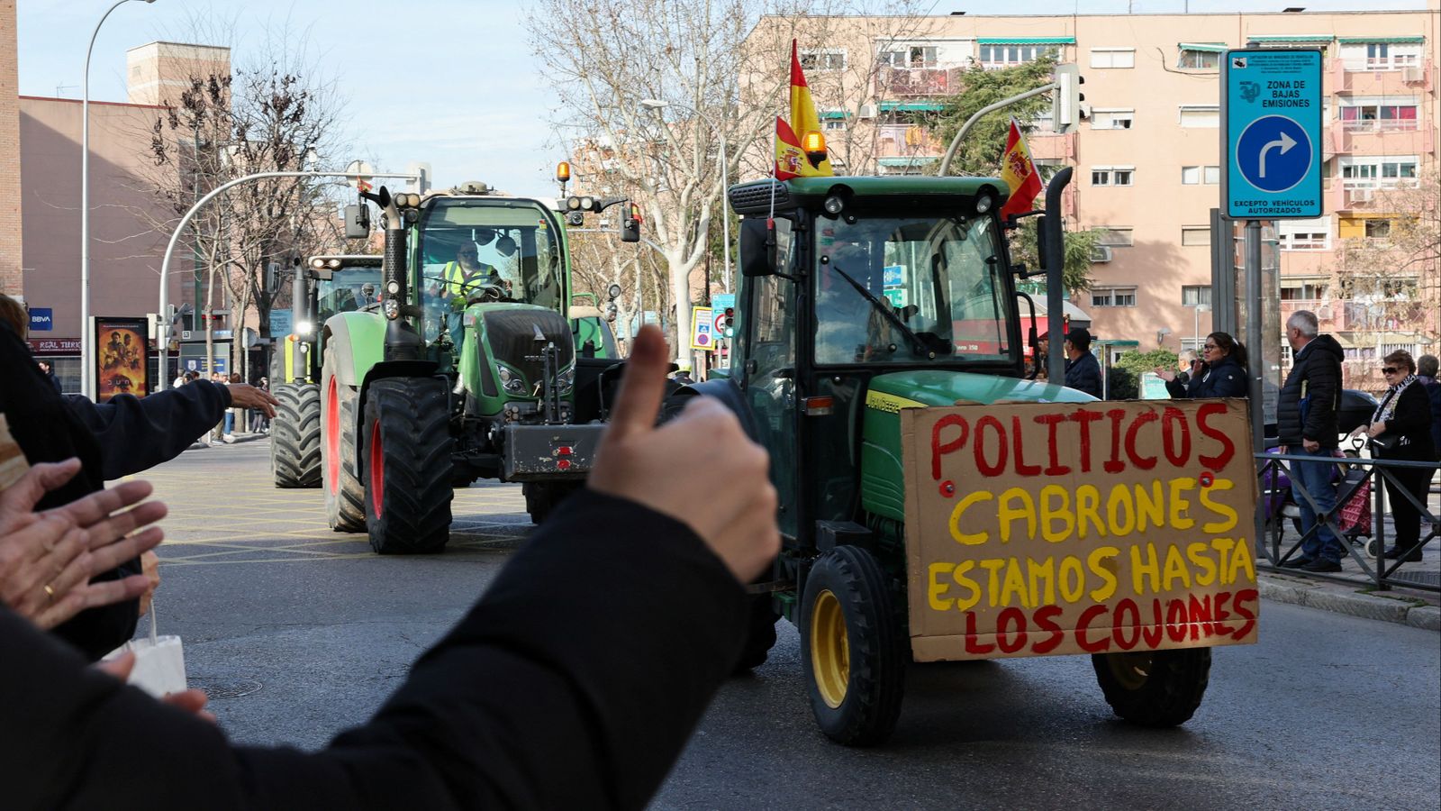 Alguns dels tractors que han aconseguit entrar a Madrid han rebut el suport dels vianants