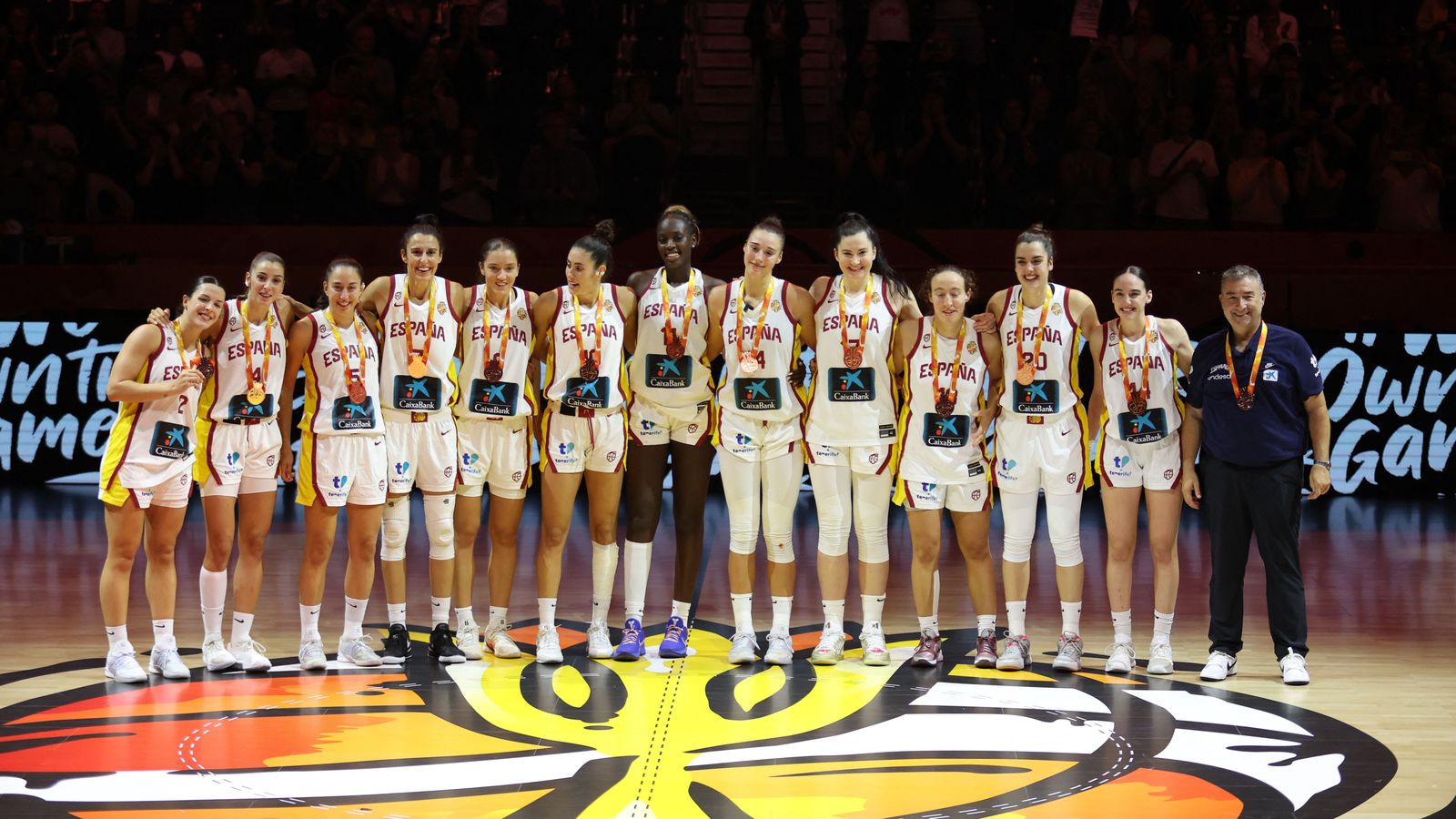 Les jugadores espanyoles, amb la medalla de bronze