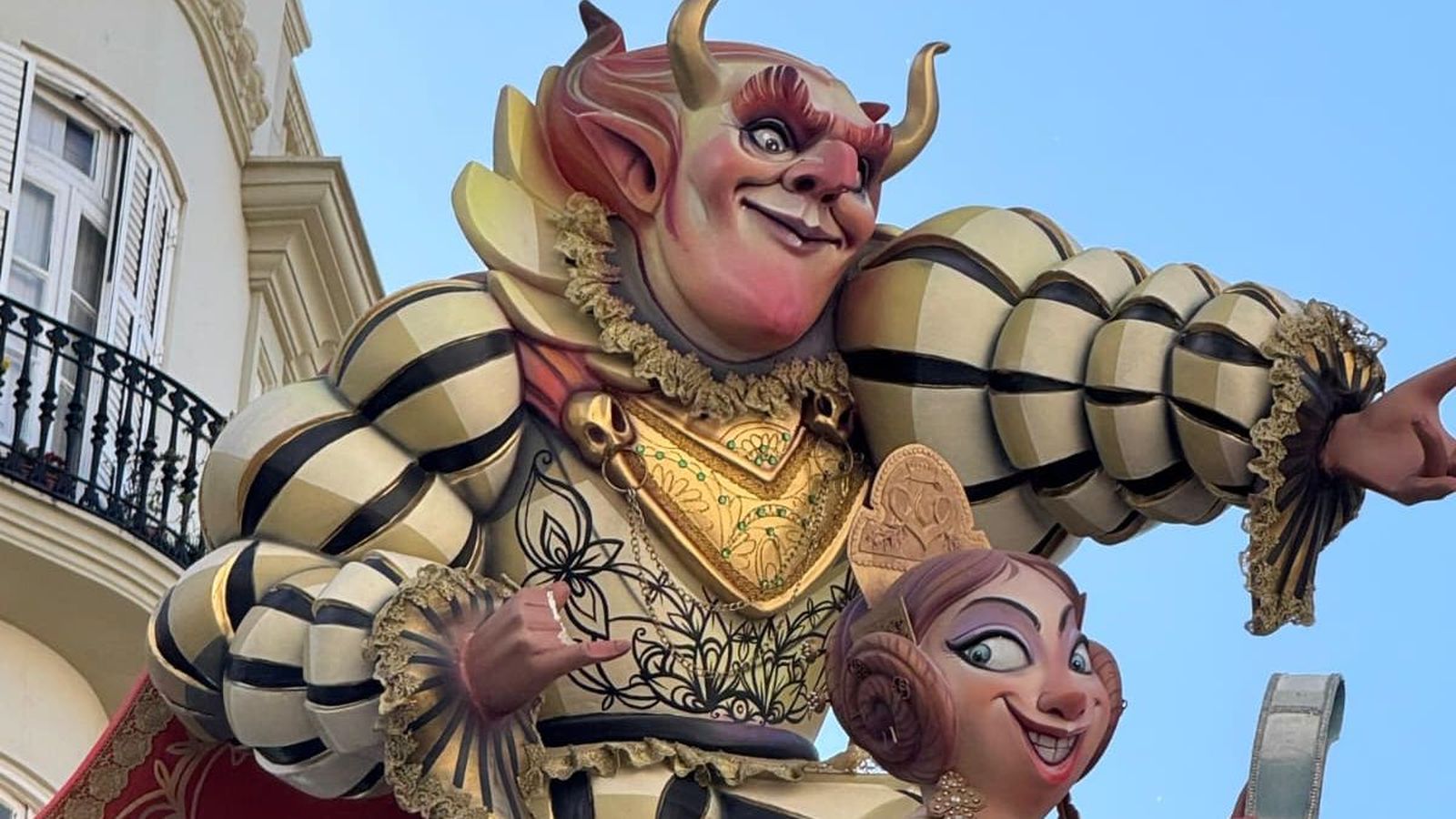 Detall d'un ninot trencat pel vent a la falla Almirall Cadarso - Comte d’Altea