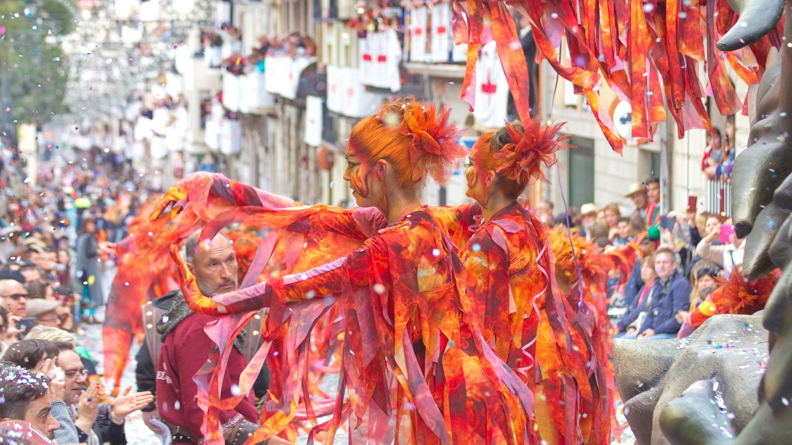 Una desfilada de les festes de Moros i Cristians d'Alcoi (arxiu)