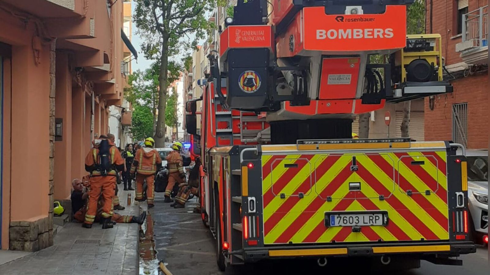 Els bombers han desallotjat el restaurant com a mesura preventiva per si s'estenia el fum