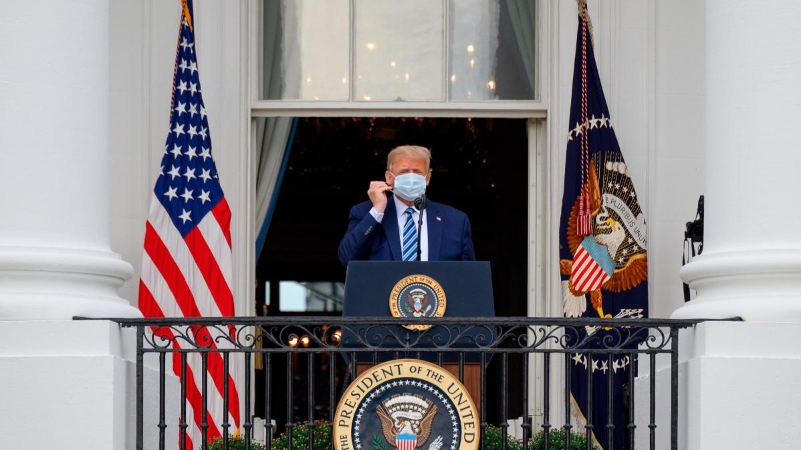 Trump es lleva la mascareta abans de parlar des del Balcó Truman de la Casa Blanca