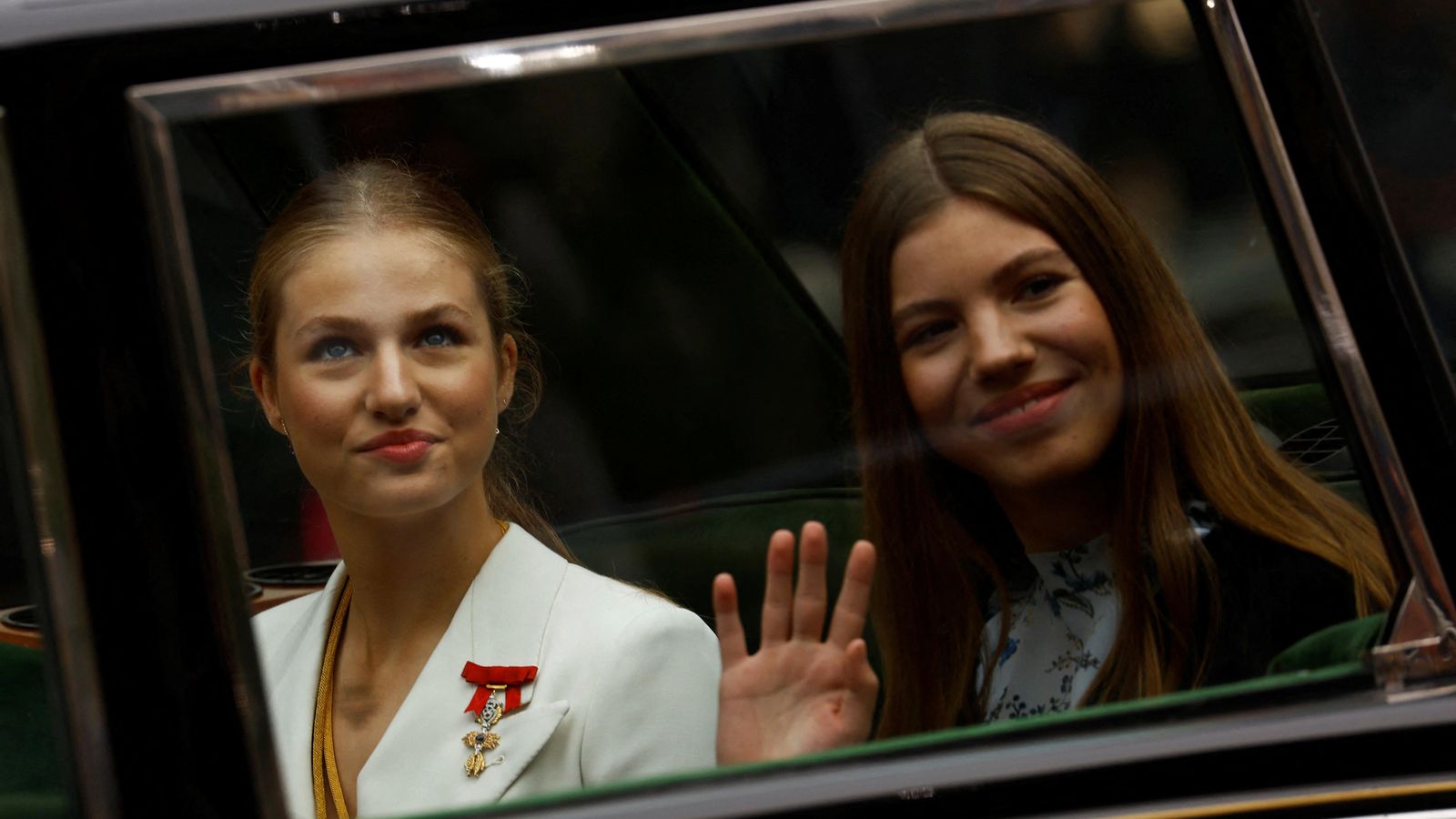 La princesa Leonor, acompanyada per la infanta Sofía, a bord del Rolls Royce *Phamton IV, un dels vehicles històrics de Casa Reial