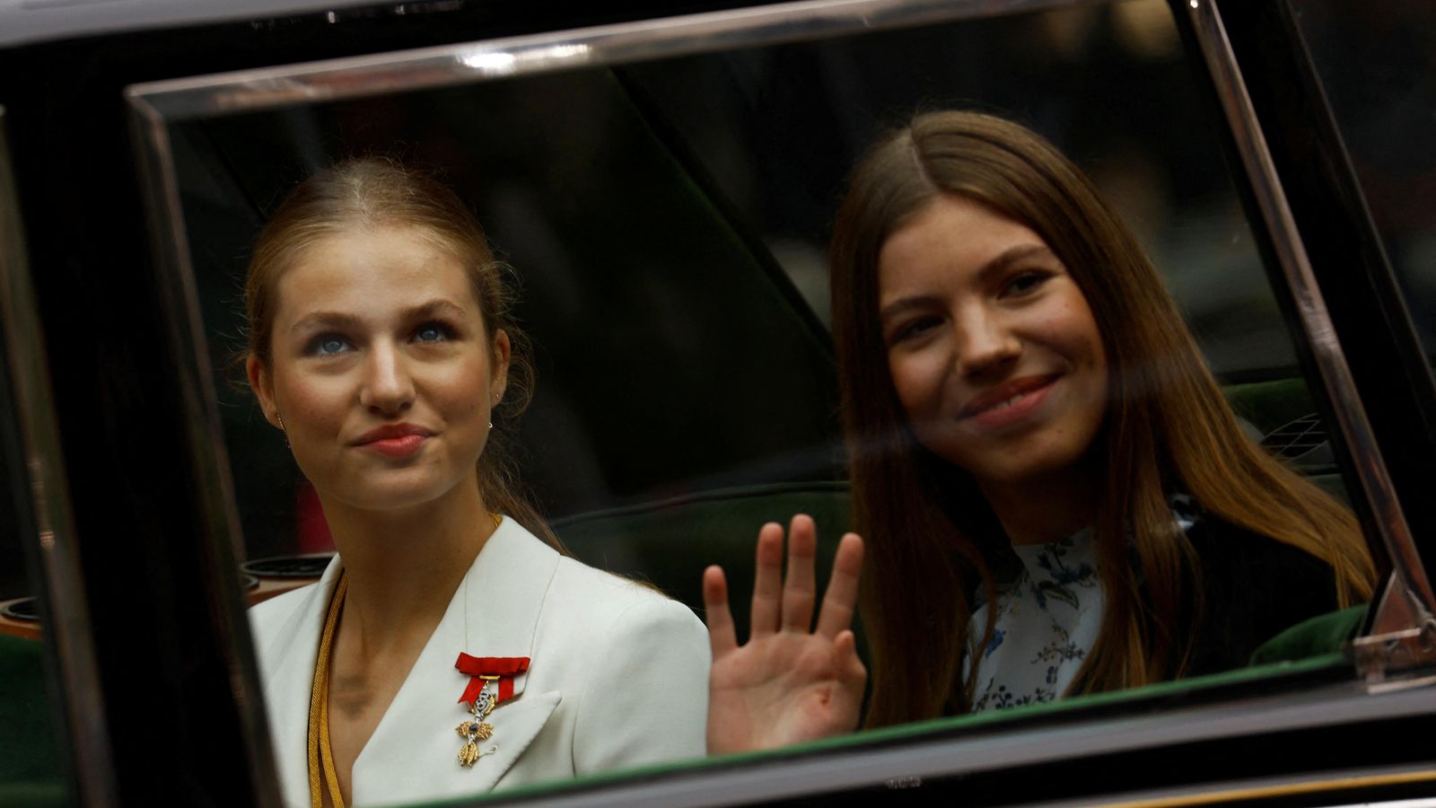 La princesa Elionor, acompanyada per la infanta Sofia, a bord del Rolls Royce Phamton IV, un dels vehicles històrics de la Casa Reial La princesa Leonor, acompanyada per la infanta Sofía, a bord del Rolls Royce *Phamton IV, un dels vehicles històrics de Casa Reial