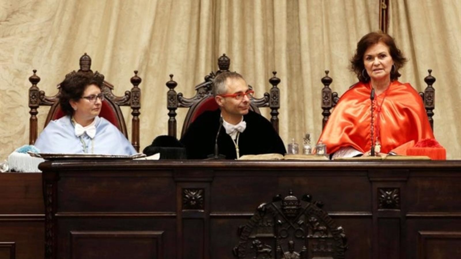 Carmen Calvo (dreta) en la Universitat de Salamanca.