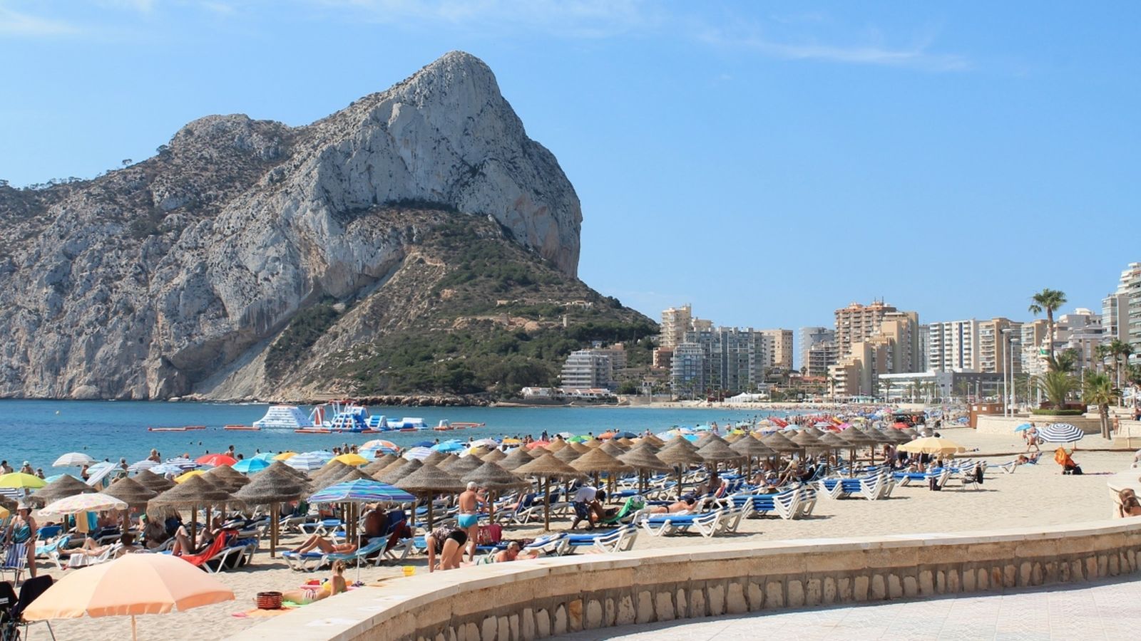 L'entitat d'anàlisi del BBVA preveu un esgotament dels fluxos turístics. En la imatge, la platja de Calp