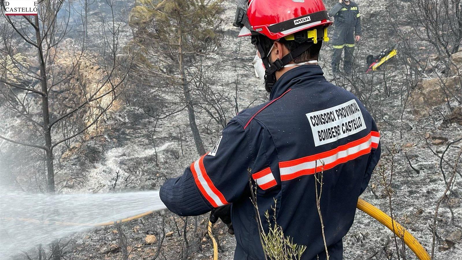 Un bomber del Consorci Provincial de Castelló refreda una de les zones cremades