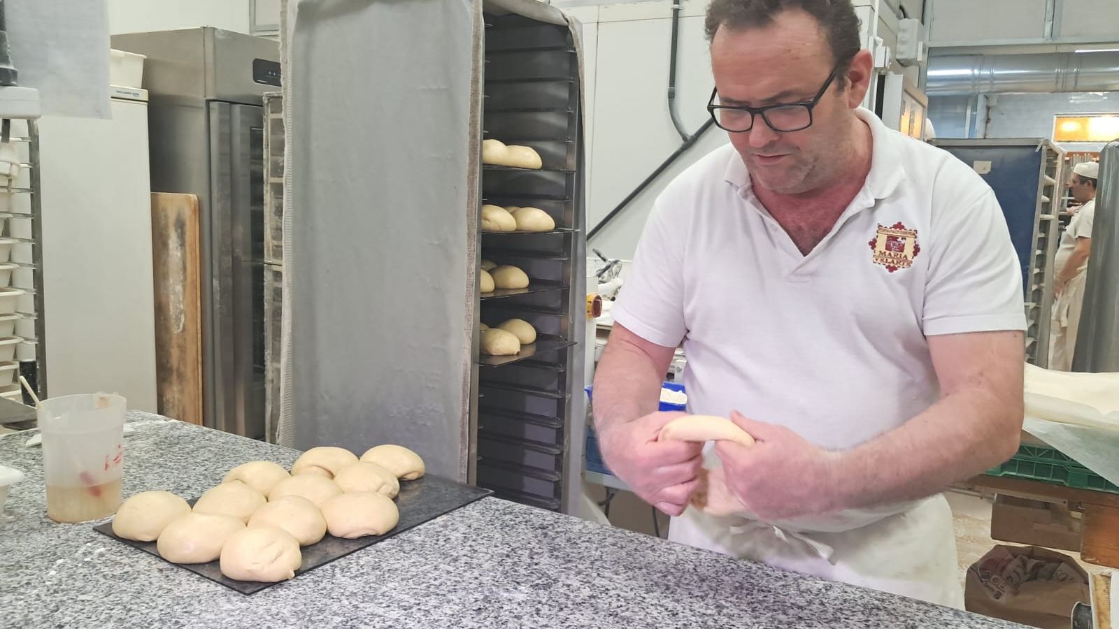 El forner Víctor Manuel prepara tortells de Reis al forn Maria Velarte