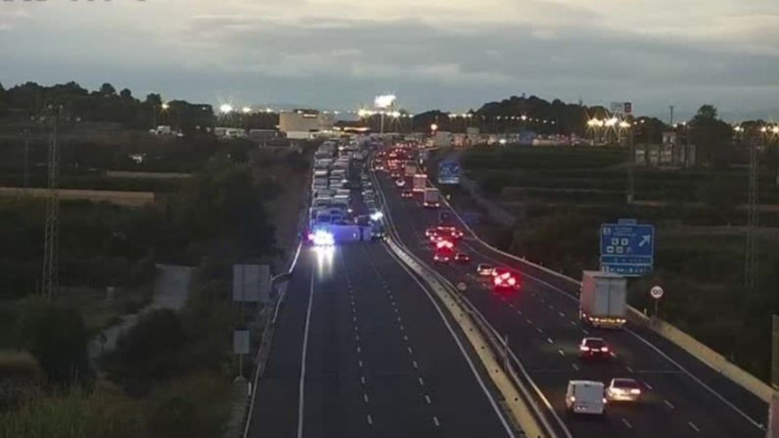 El camió ha quedat travessat en els tres carrils de l'A-7