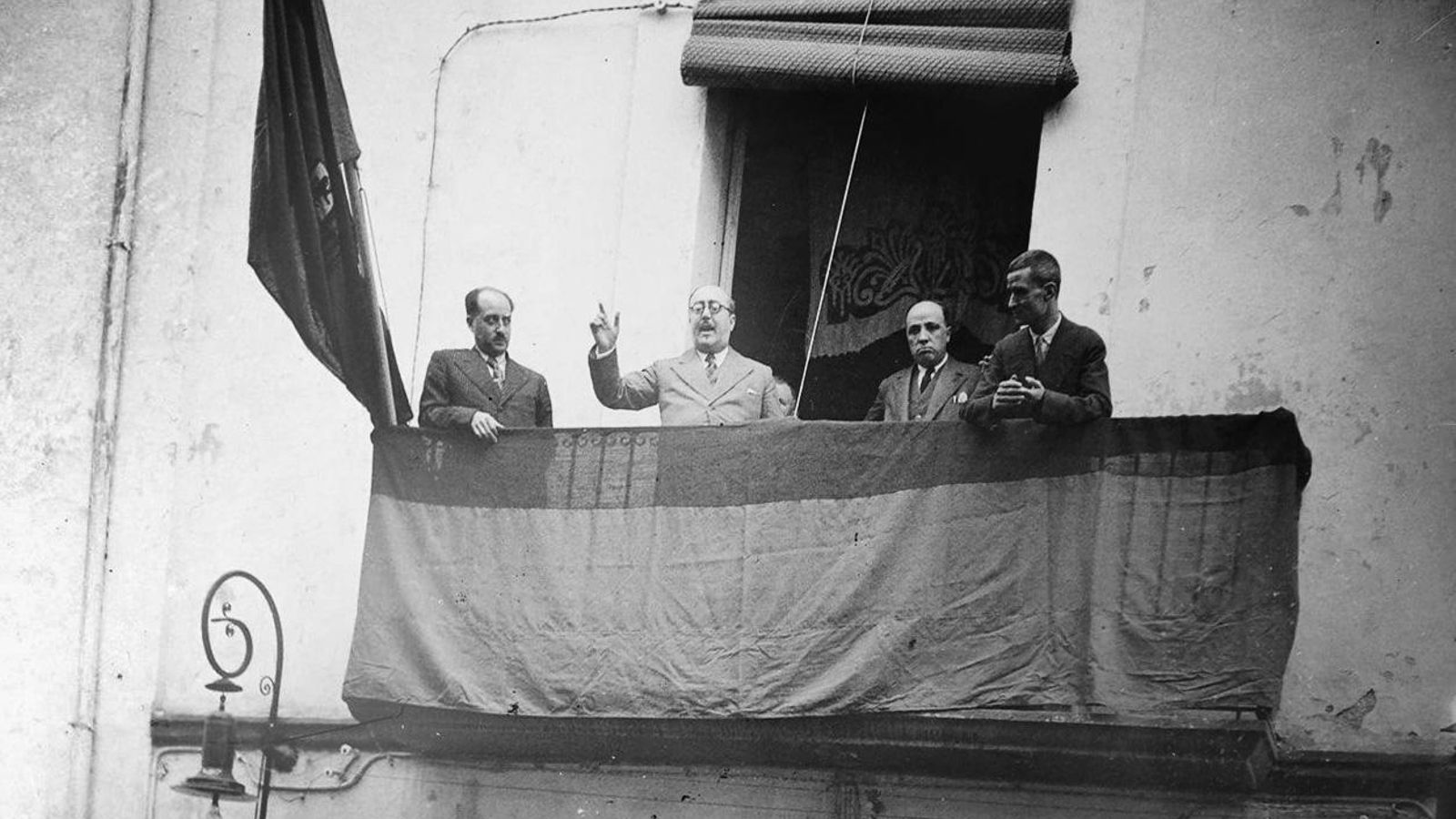 Balcó de l’Ajuntament de Morella lluint la bandera republicana. El primer de l’esquerra és Matías Sangüesa