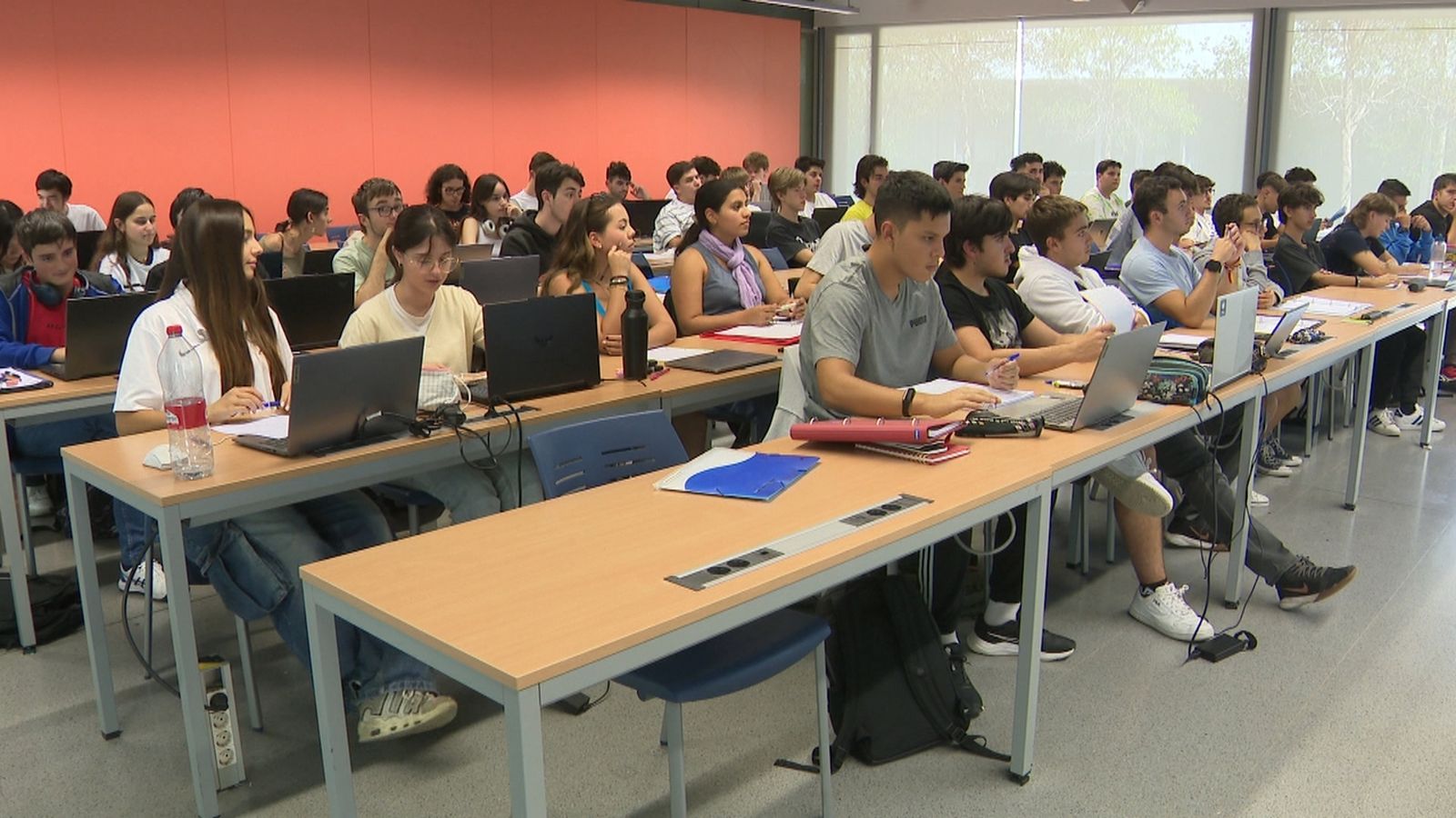 Un grup d'estudiants a l'aula