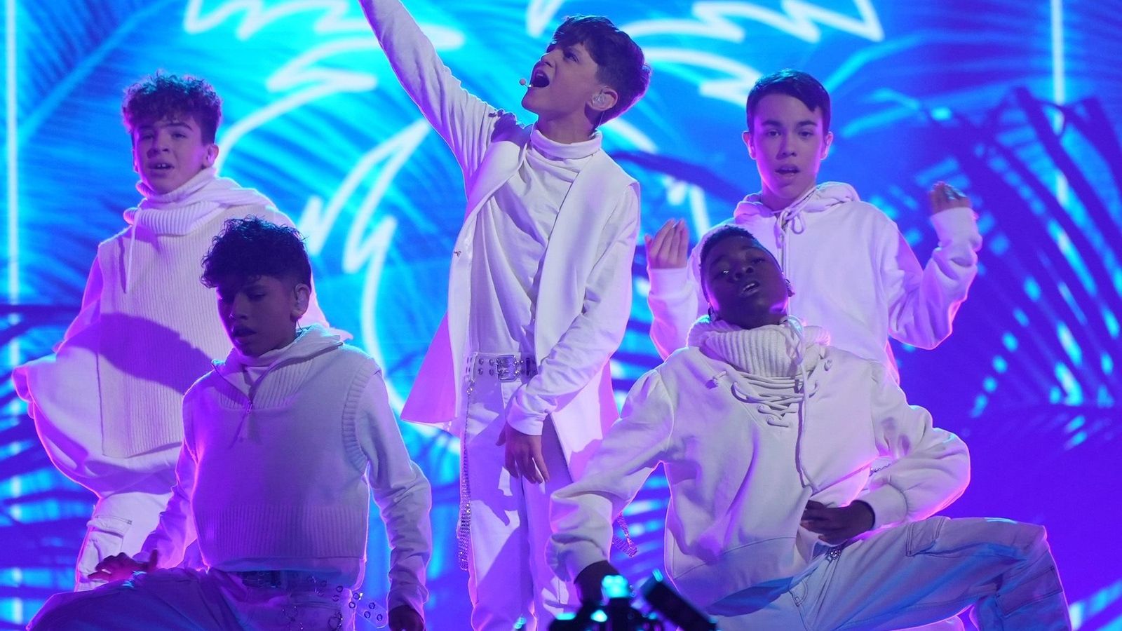 Carlos Higes i el seu equip durant un dels assajos per a Eurovisió infantil 2022