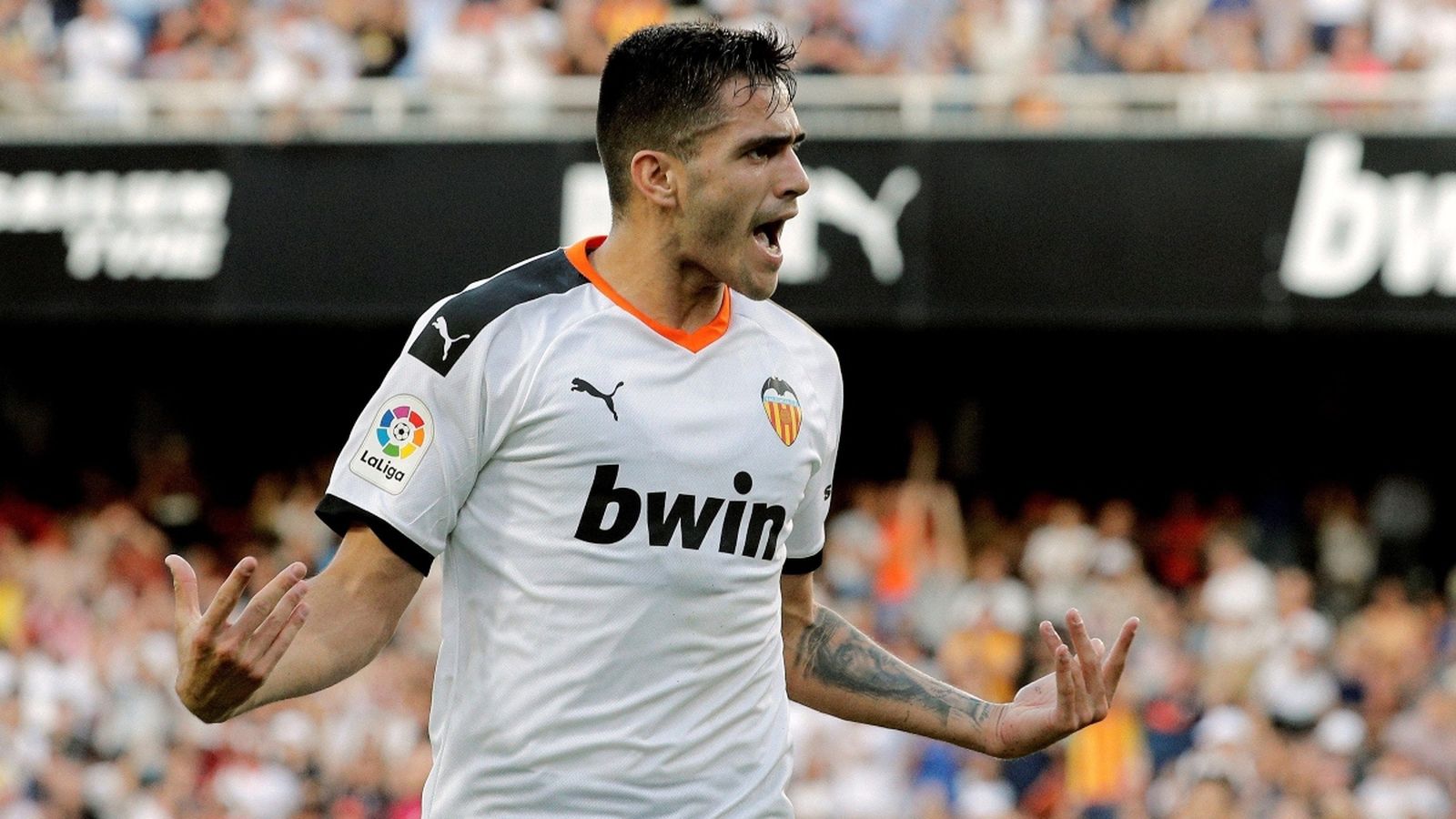 Maxi Gómez celebra el gol a Mestalla