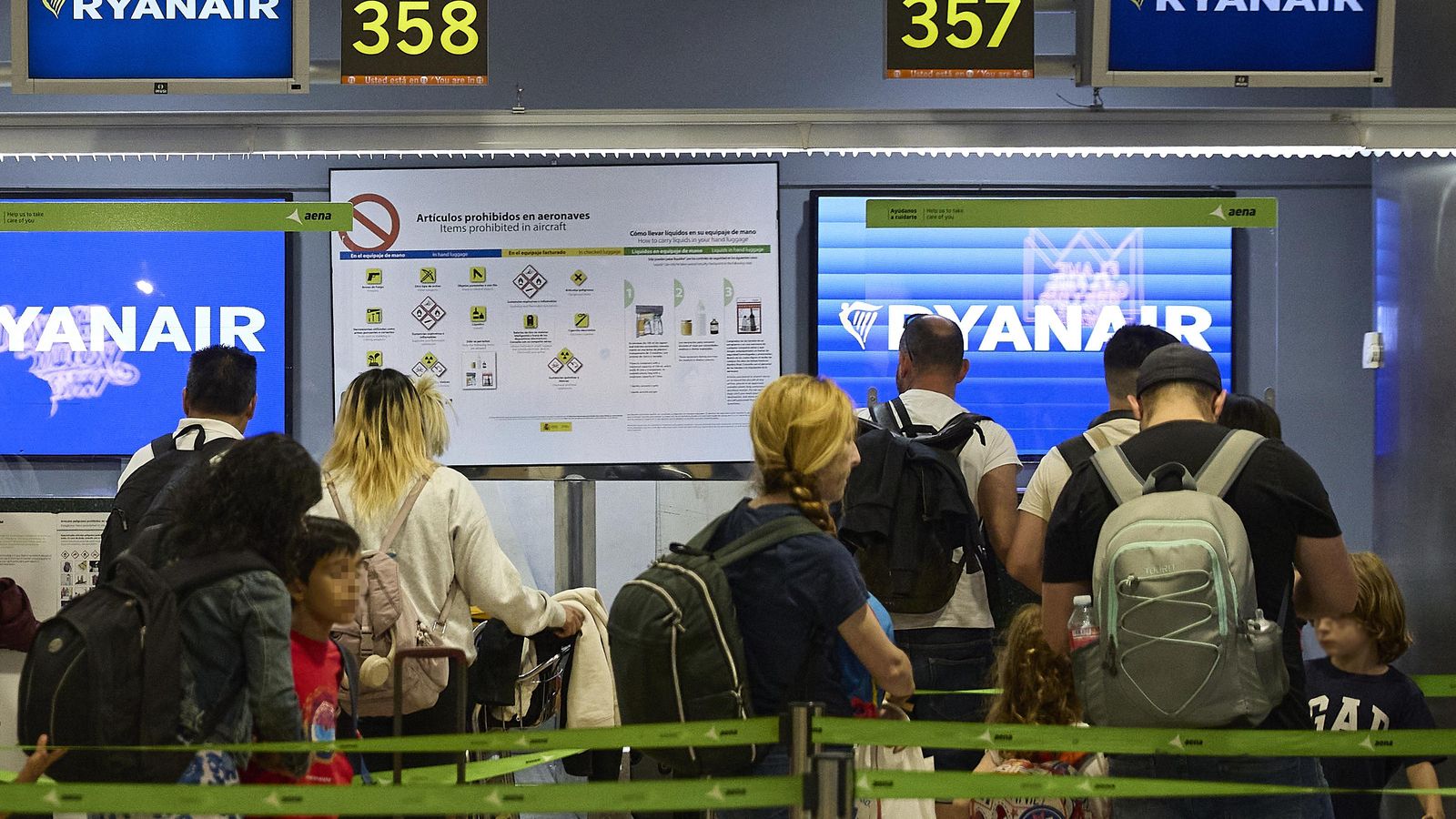 Un grup de persones en un lloc de facturació de Ryanair a l'aeroport Adolfo Suárez Madrid-Barajas Un grup de persones en un lloc de facturació de Ryanair en l'Aeroport Adolfo Suárez Madrid-Barajas