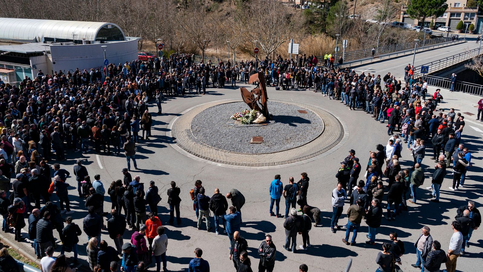 Familiars, amics i companys dels tres geòlegs morts els han rendit un homenatge aquest divendres en el monument al miner de Súria